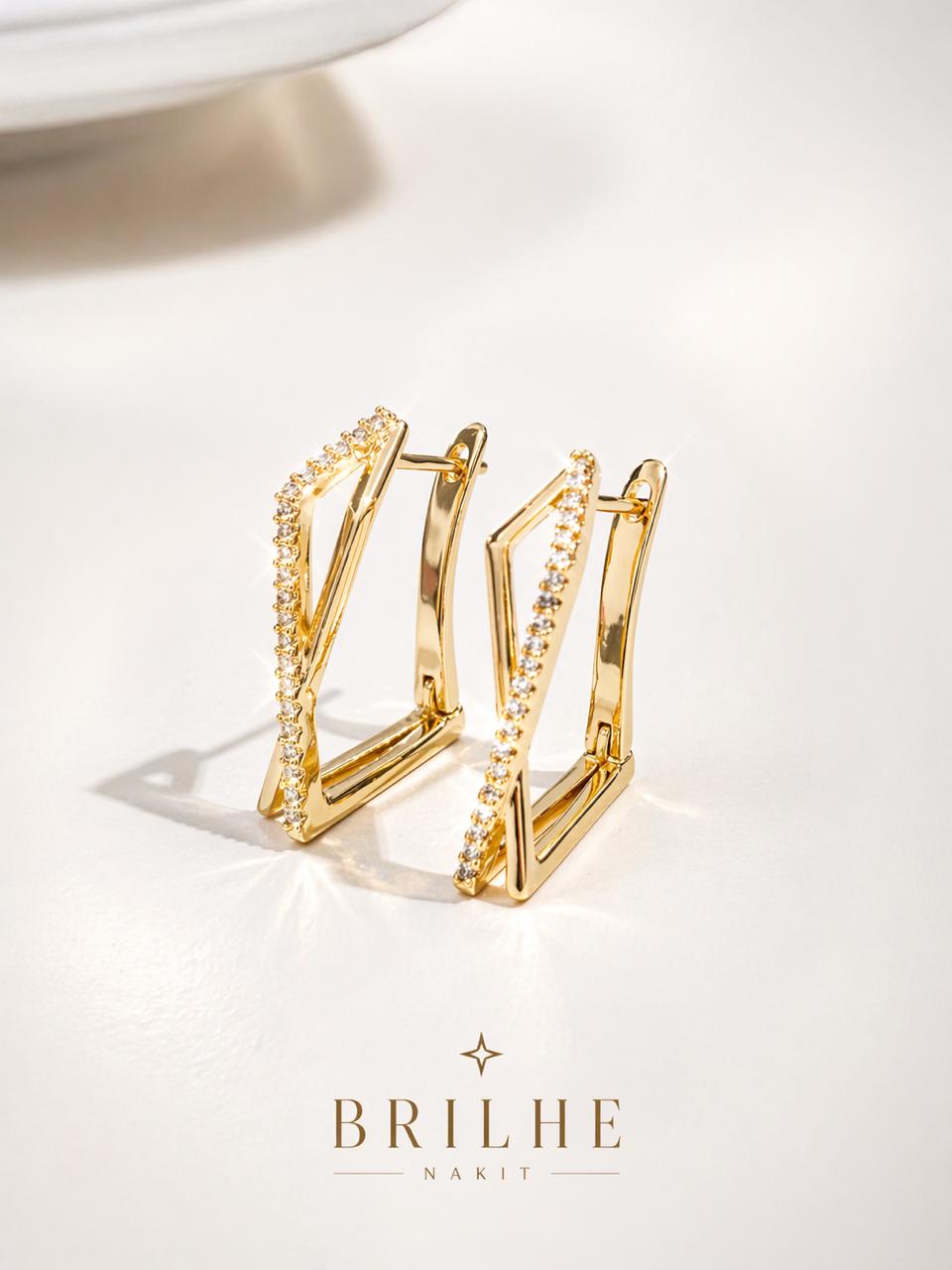 Brinco Geométrico com Fecho Click e um Lado Cravejado em Zircônias Banhado a Ouro 18k