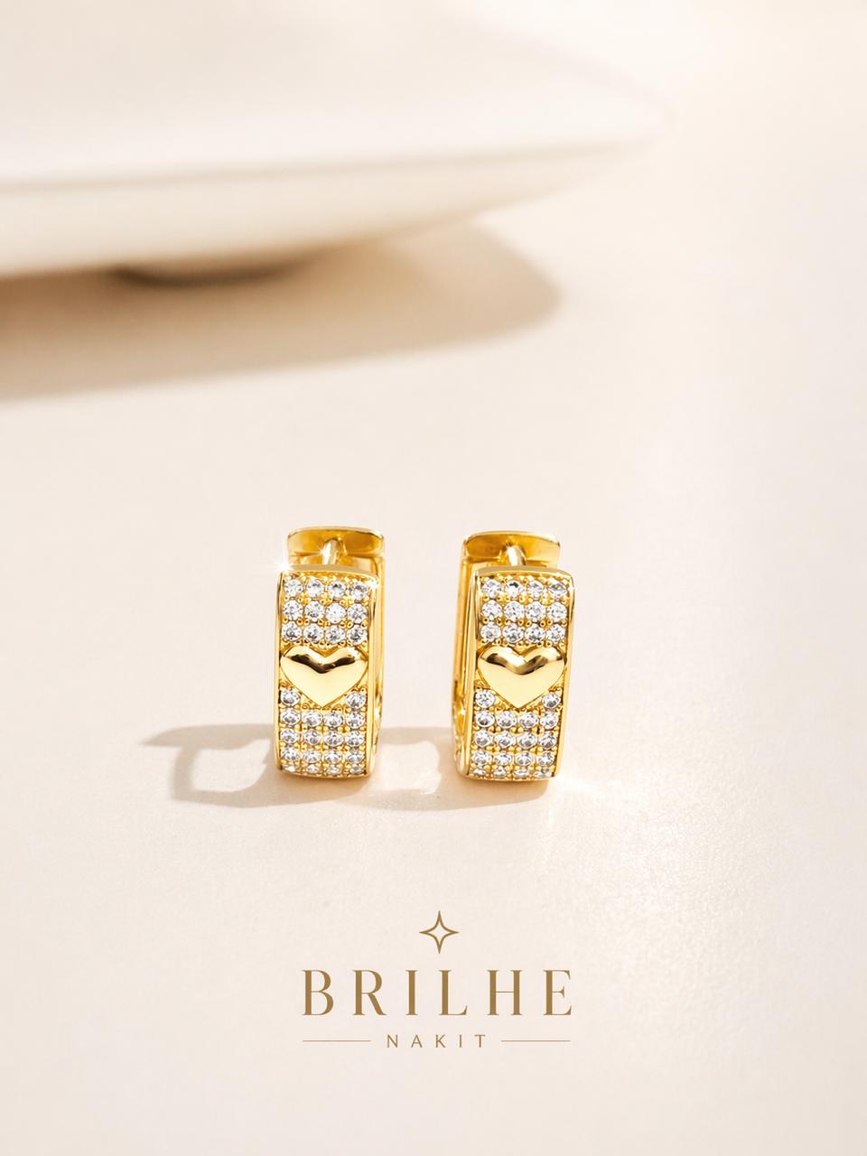 Brinco Retangular com Fecho Click, Cravejado em Zircônias e Detalhe Central de Coração Liso Banhado a Ouro 18k