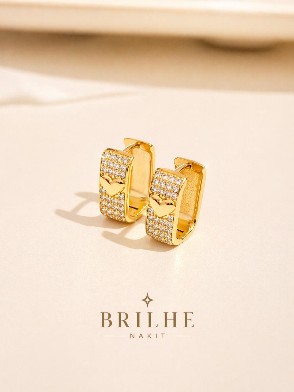 Brinco Retangular com Fecho Click, Cravejado em Zircônias e Detalhe Central de Coração Liso Banhado a Ouro 18k