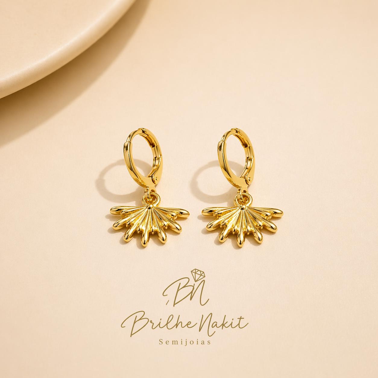 Brinco Argolinha Click com Pingente em Formato Leque Banhado a Ouro 18k