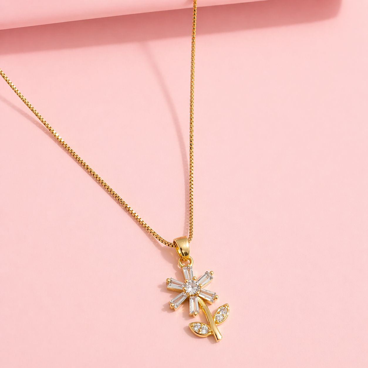 Colar Flor com Pétalas em Zircônias Baguetes e Micro Zircônias 45cm Banhada a Ouro 18k