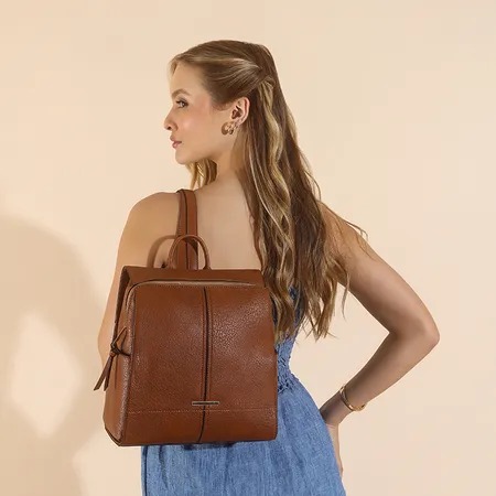 Mochila Média Detalhes Costuras Caramelo.