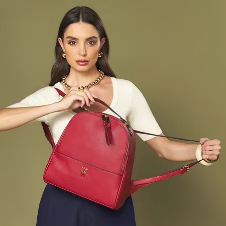 Mochila Média Vermelha com Metal Logo Bicolor