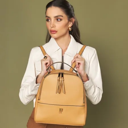 Mochila Média Caramelo com Metal Logo Bicolor