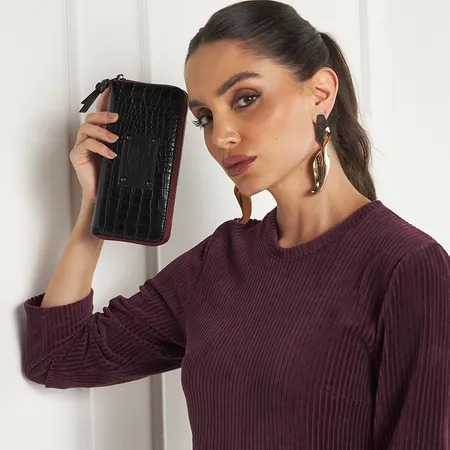 Carteira Grande Croco com Spikes  Sofisticação e Estilo.