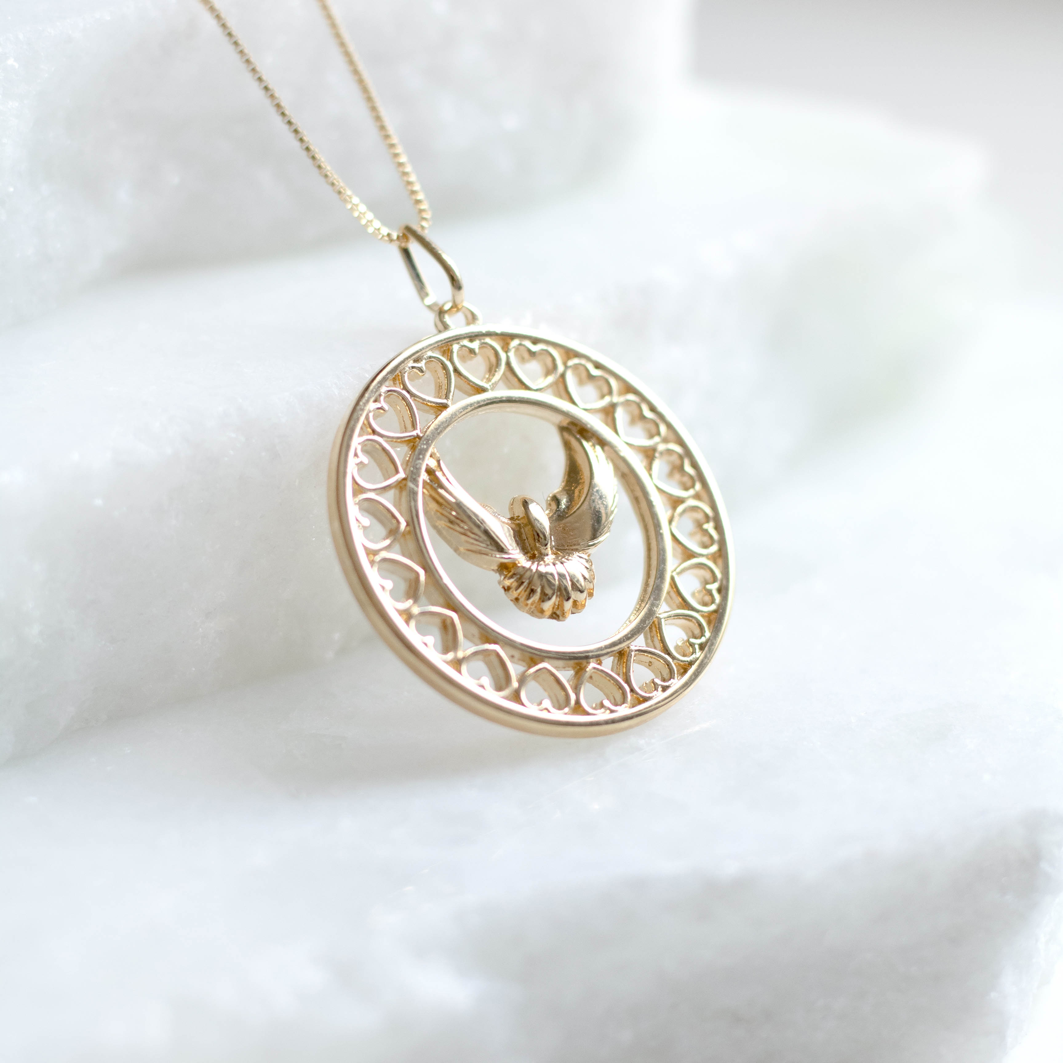 Colar Medalha Divino e Corações Vazados Banhado a Ouro 18k