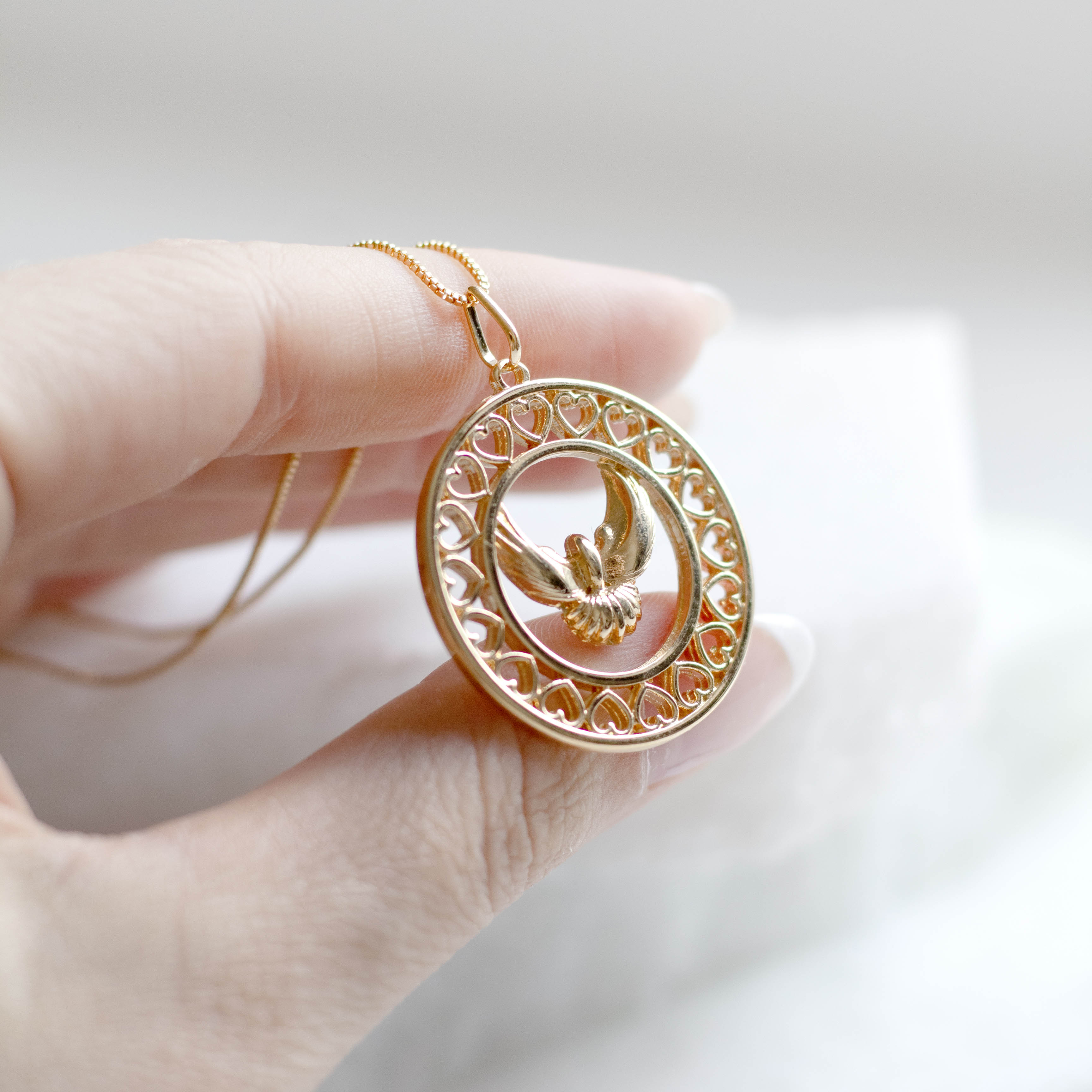 Colar Medalha Divino e Corações Vazados Banhado a Ouro 18k