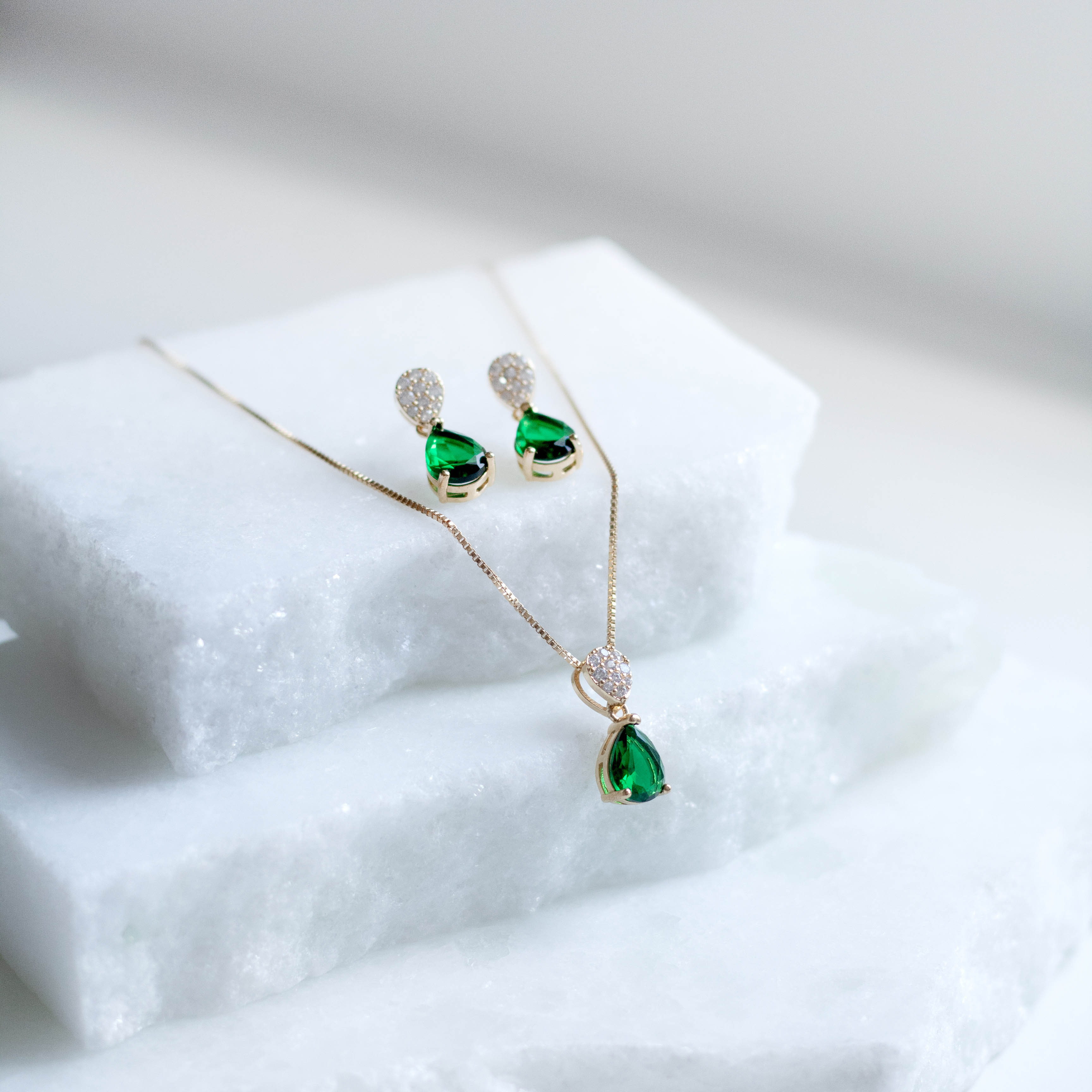 Conjunto Colar e Brinco Gota Cravejada e Gota Verde Banhado a Ouro 18k