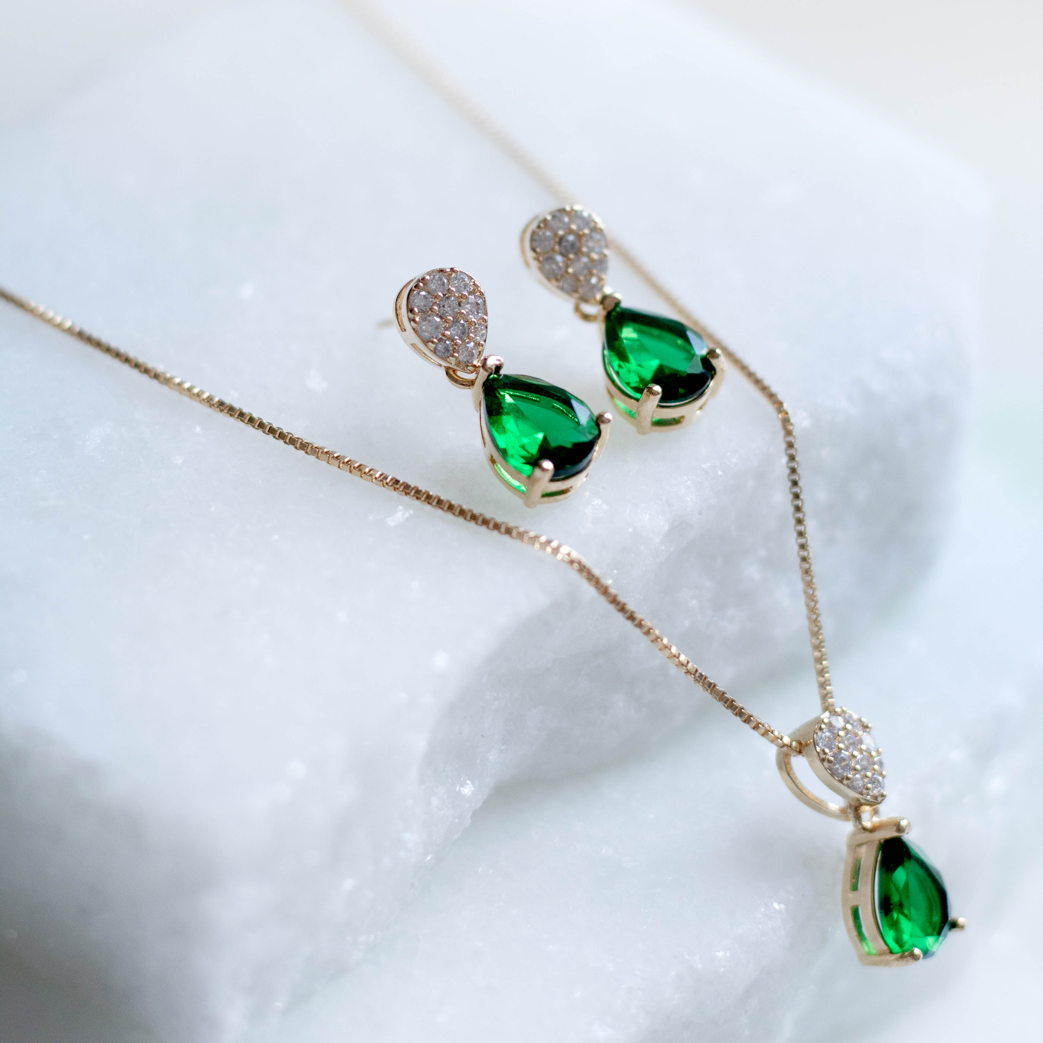 Conjunto Colar e Brinco Gota Cravejada e Gota Verde Banhado a Ouro 18k