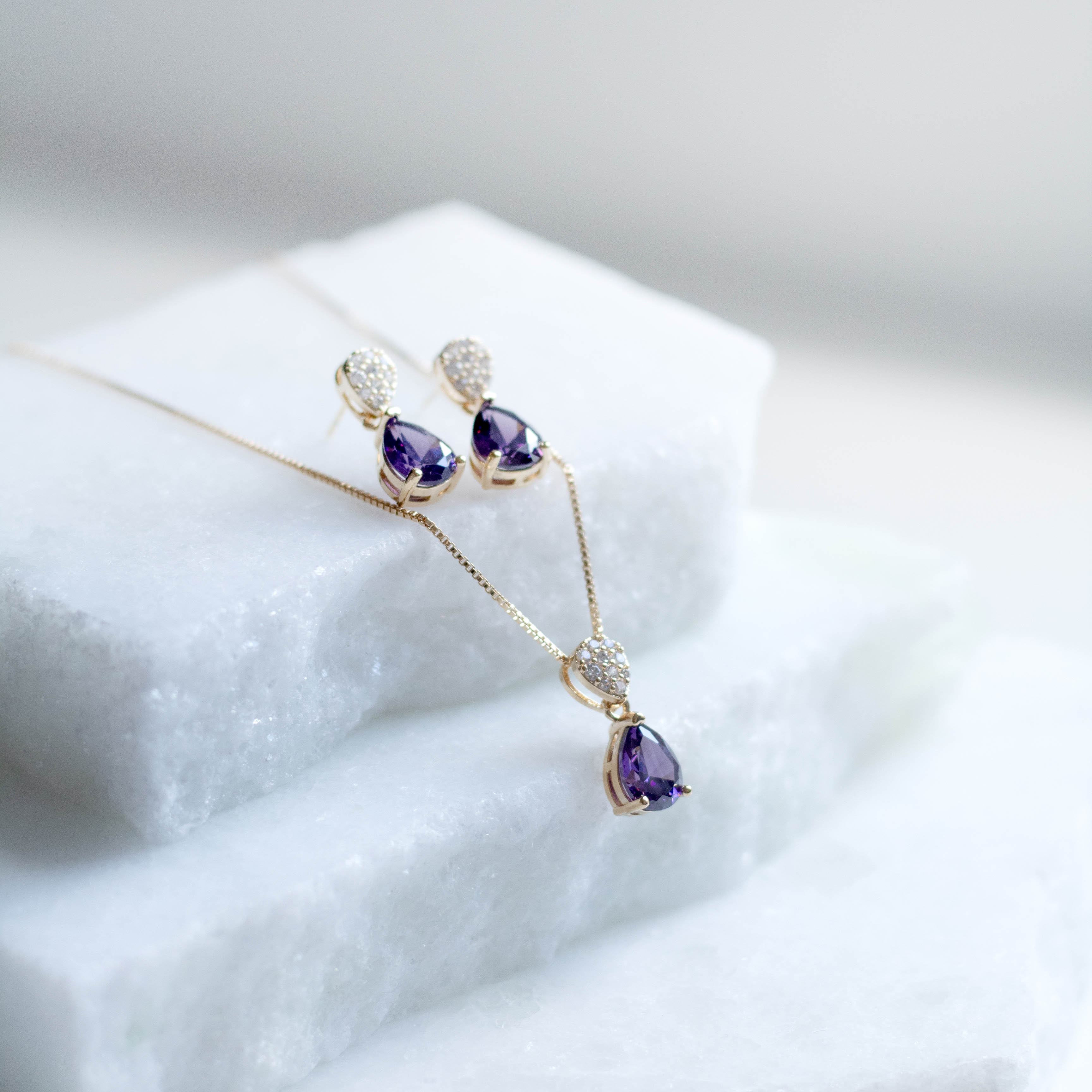 Conjunto Colar e Brinco Gota Cravejada e Gota Lilas Banhado a Ouro 18k