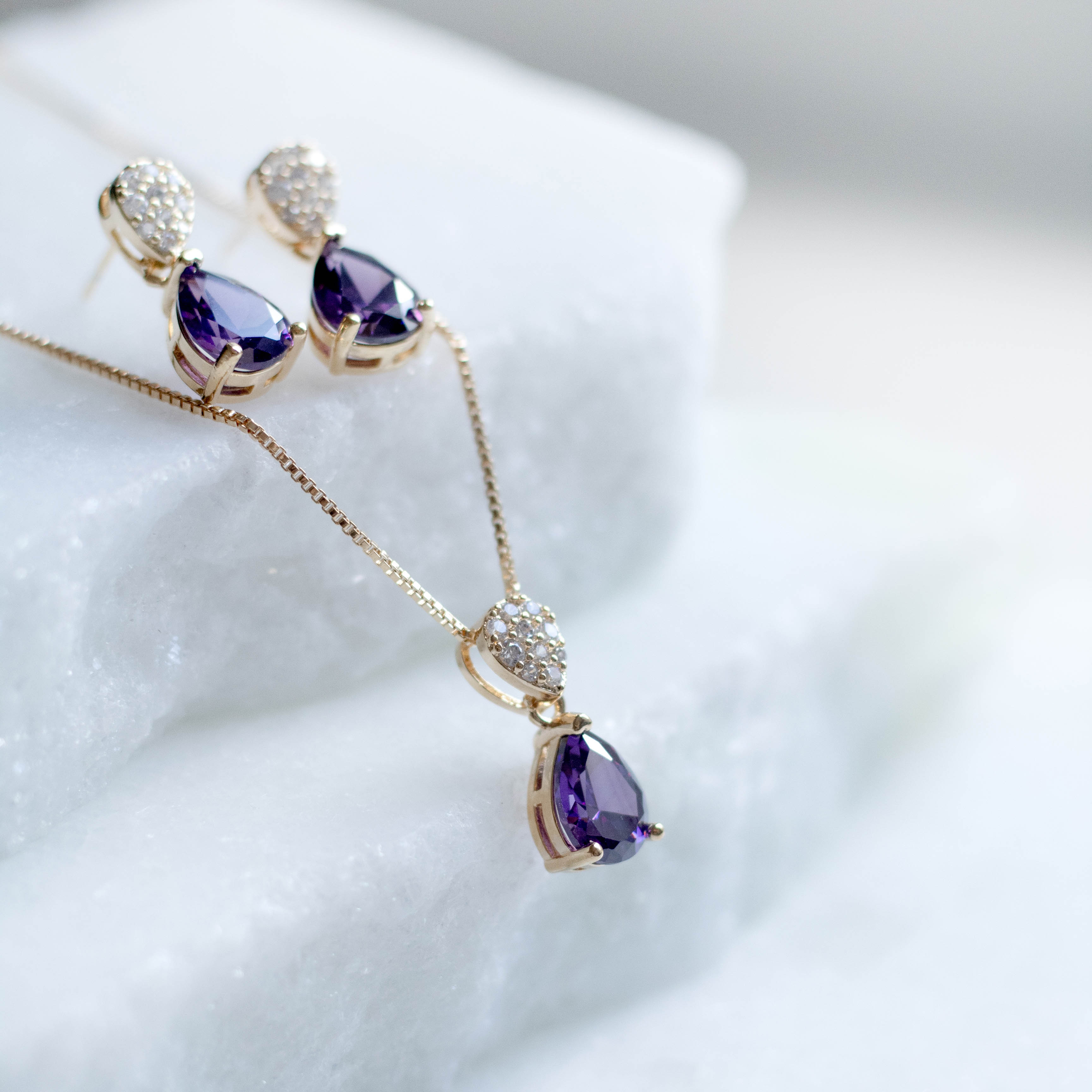 Conjunto Colar e Brinco Gota Cravejada e Gota Lilas Banhado a Ouro 18k