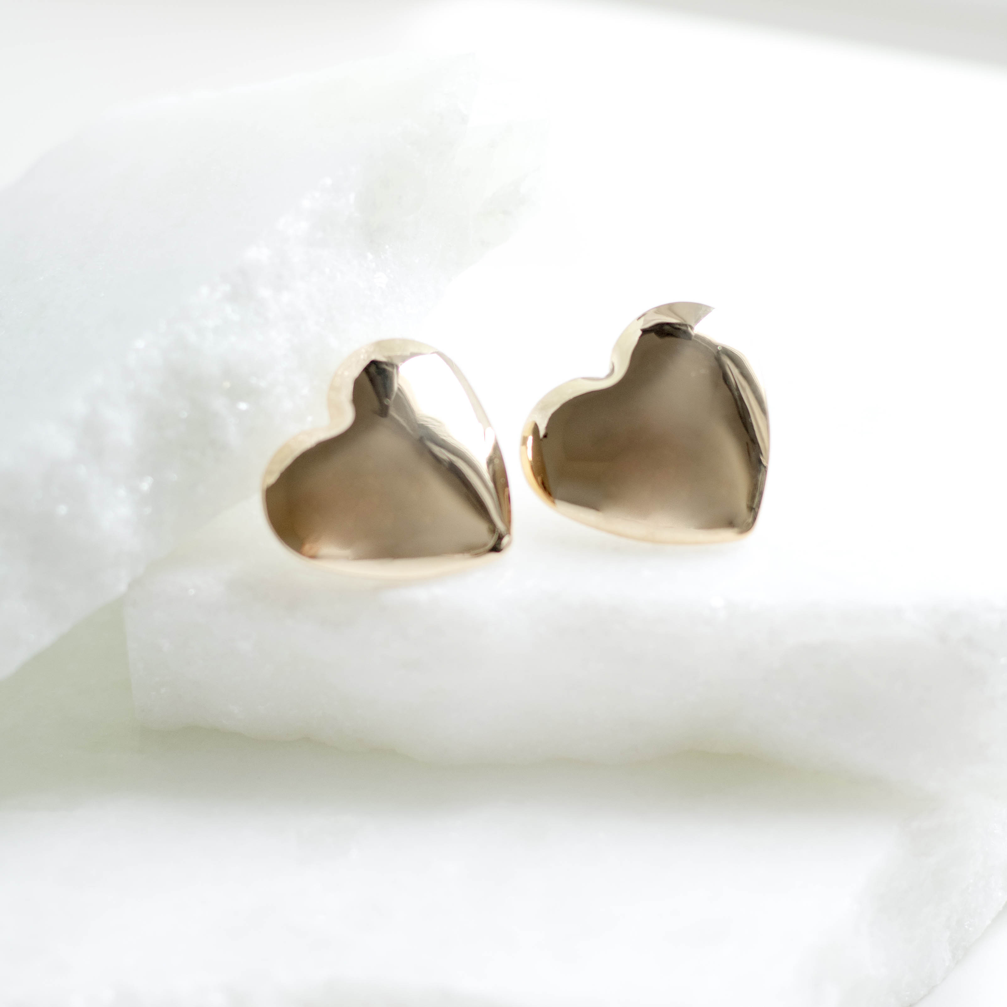 Brinco Coração Liso Banhado a Ouro 18k