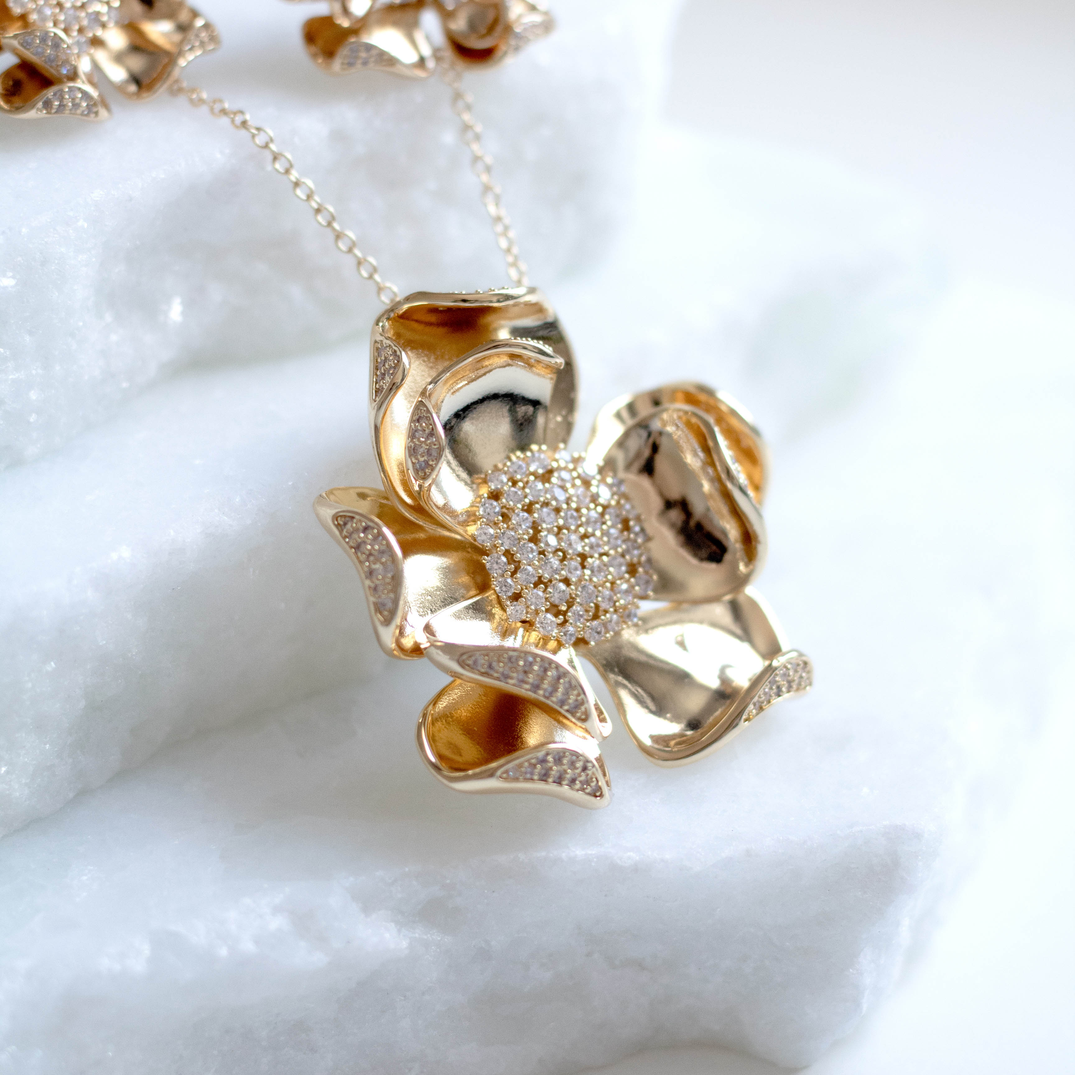 Conjunto Colar e Brinco Flor Miolo Cravejado Banhado a Ouro 18k