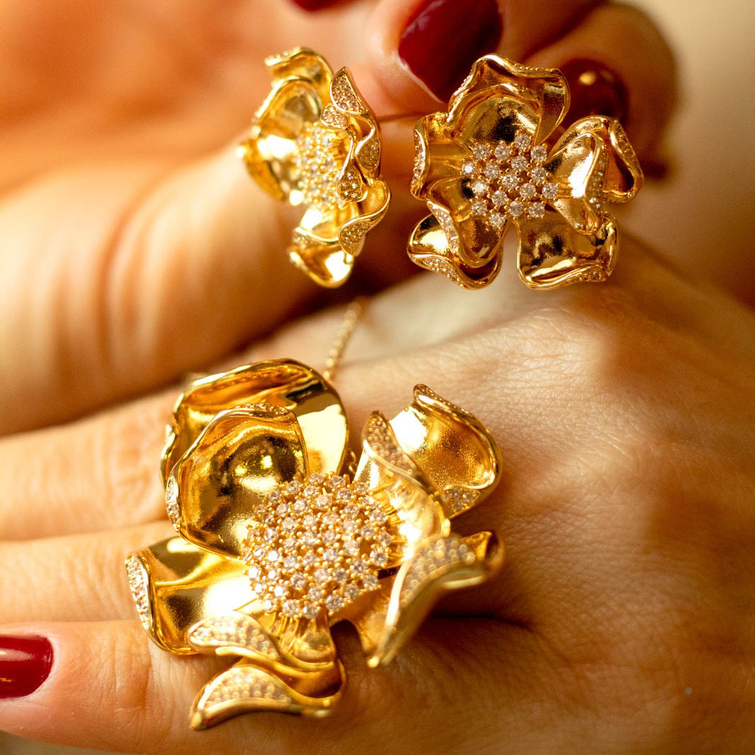 Conjunto Colar e Brinco Flor Miolo Cravejado Banhado a Ouro 18k