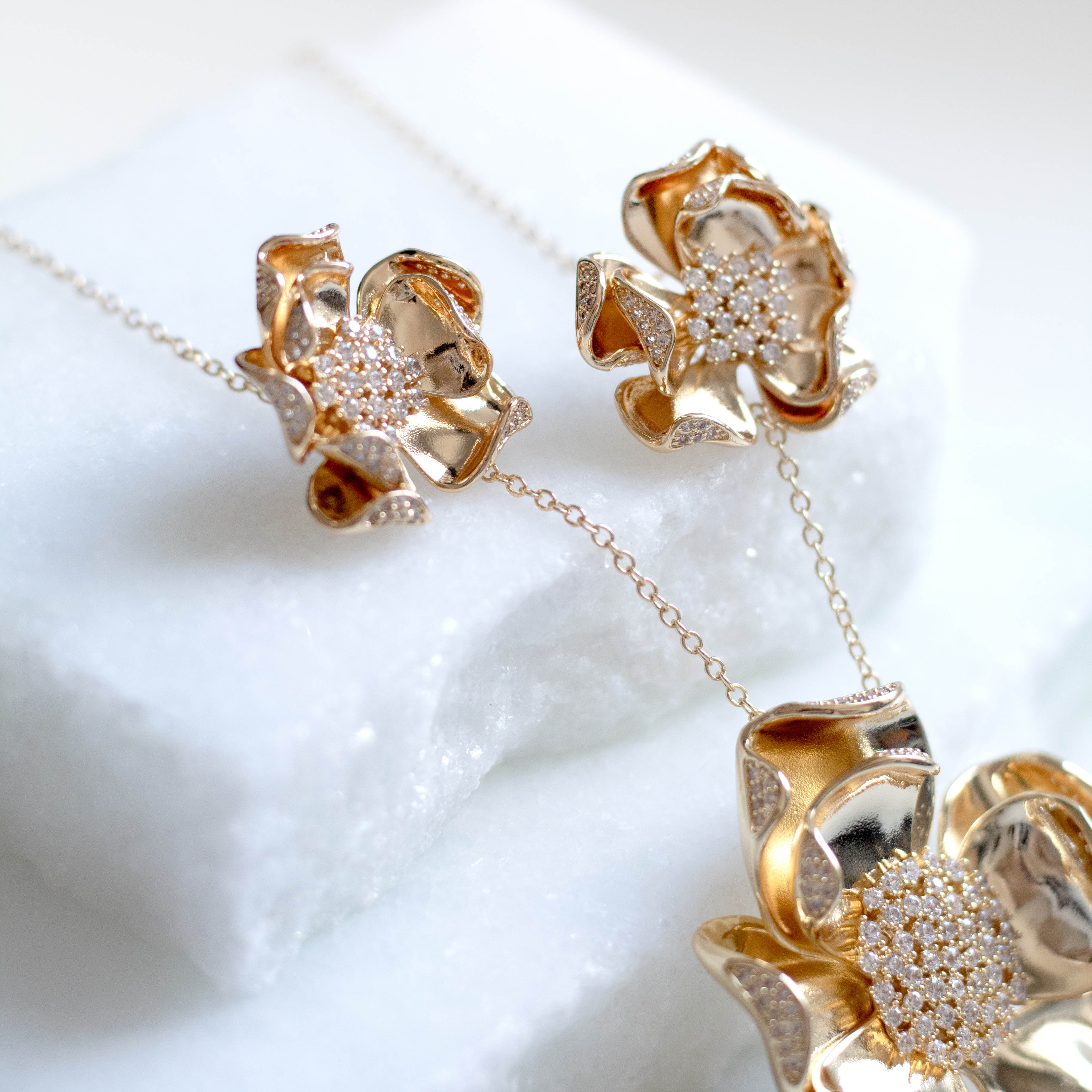 Conjunto Colar e Brinco Flor Miolo Cravejado Banhado a Ouro 18k