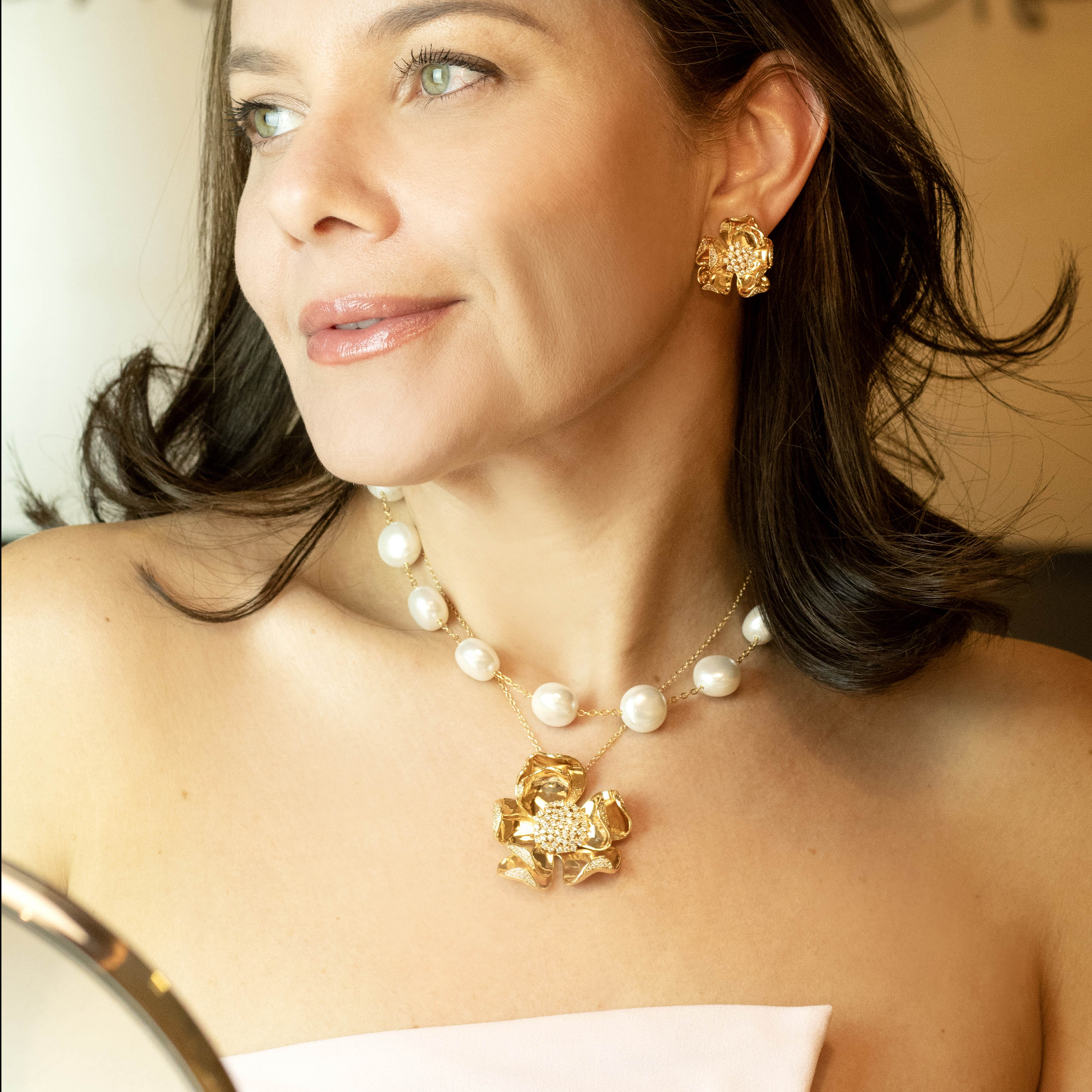 Conjunto Colar e Brinco Flor Miolo Cravejado Banhado a Ouro 18k