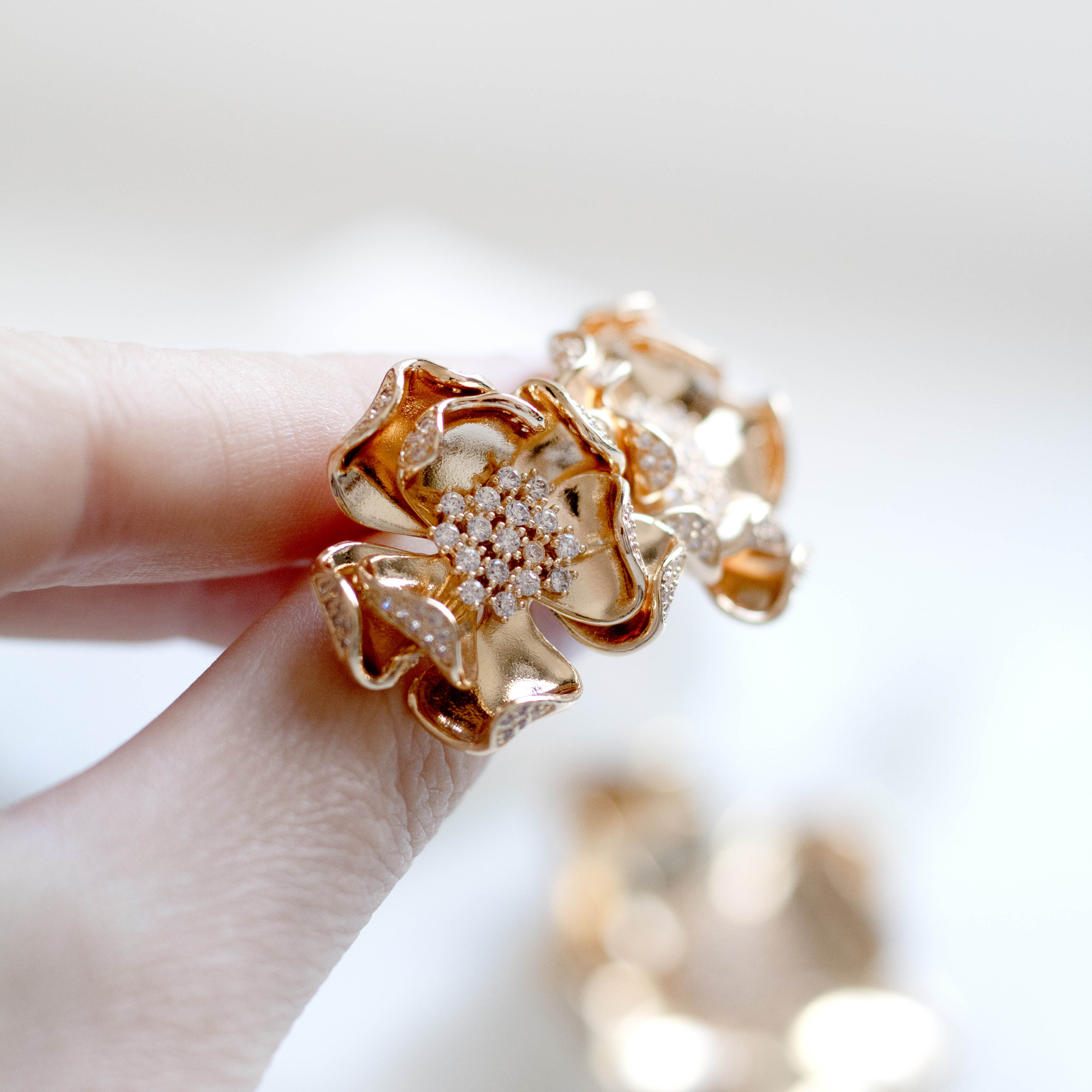 Conjunto Colar e Brinco Flor Miolo Cravejado Banhado a Ouro 18k