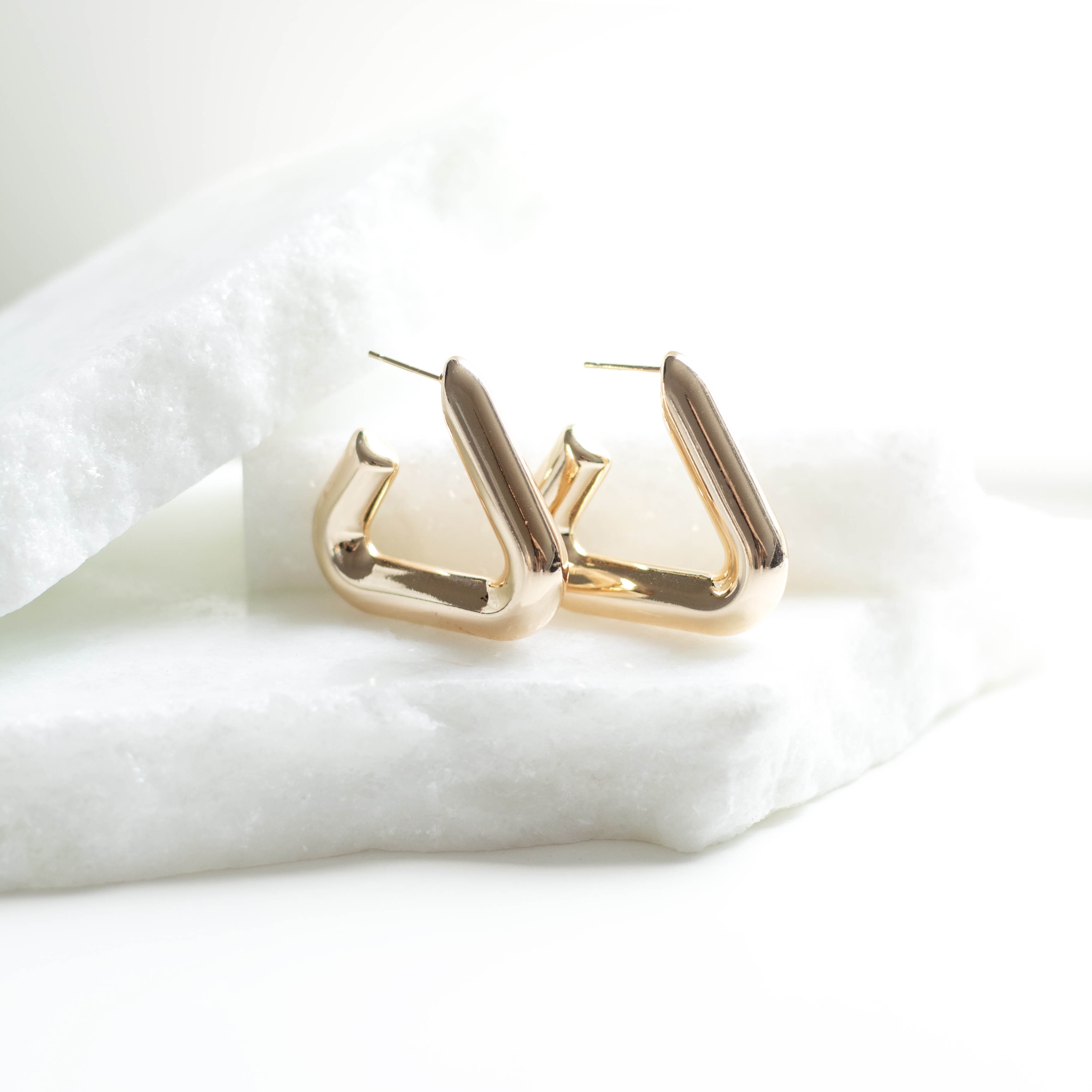 Brinco Argola Tubo Triângulo Banhado a Ouro 18k