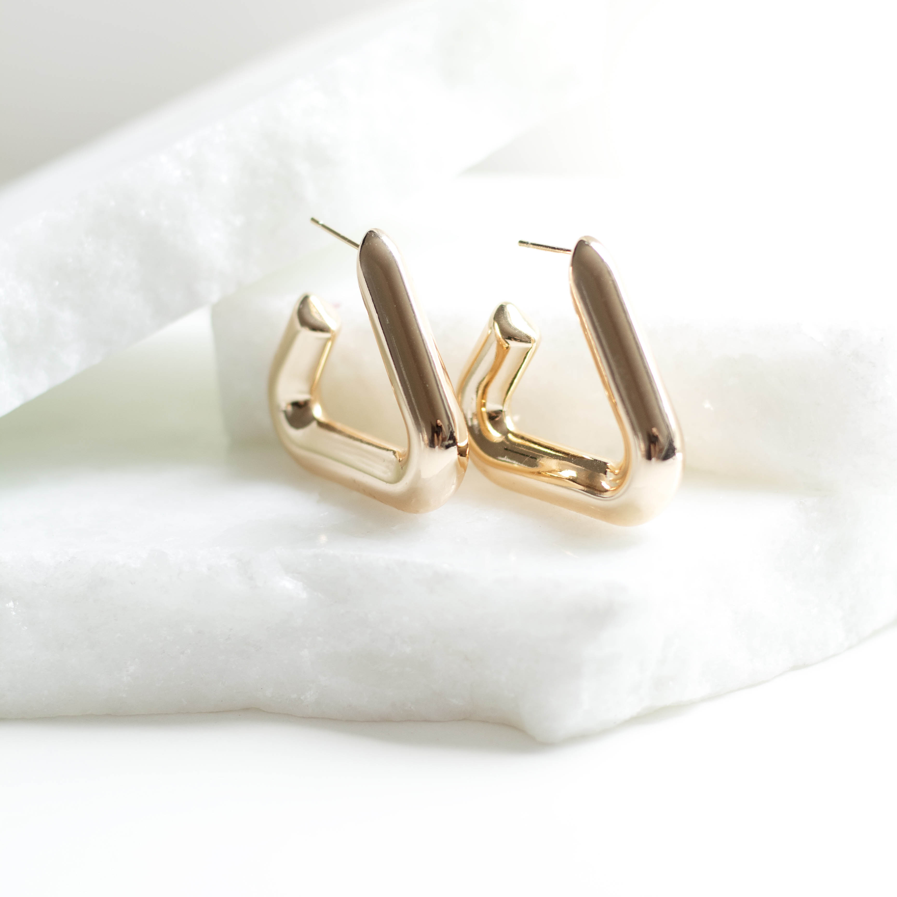 Brinco Argola Tubo Triângulo Banhado a Ouro 18k