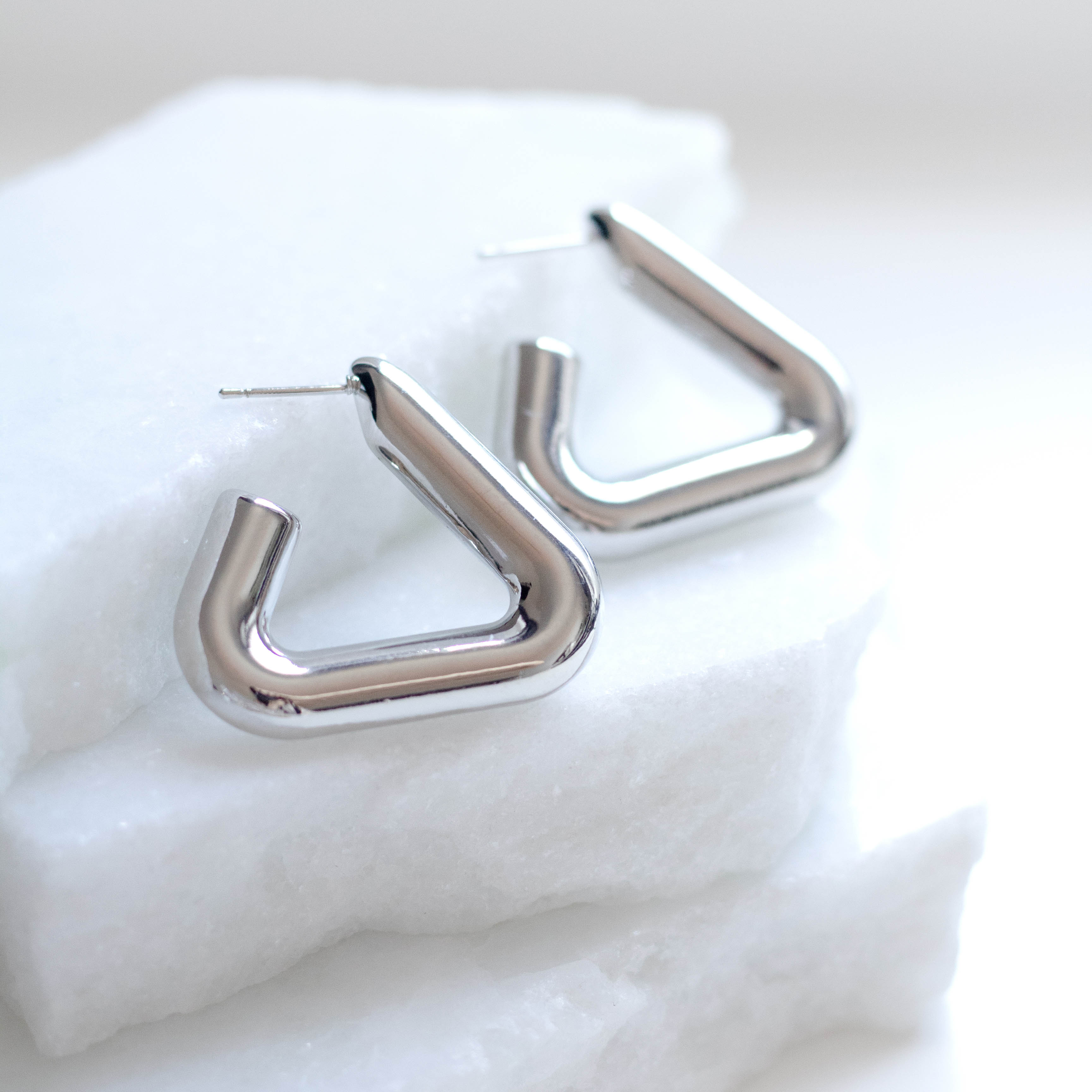 Brinco Argola Tubo Triângulo Banhado a Ouro Branco