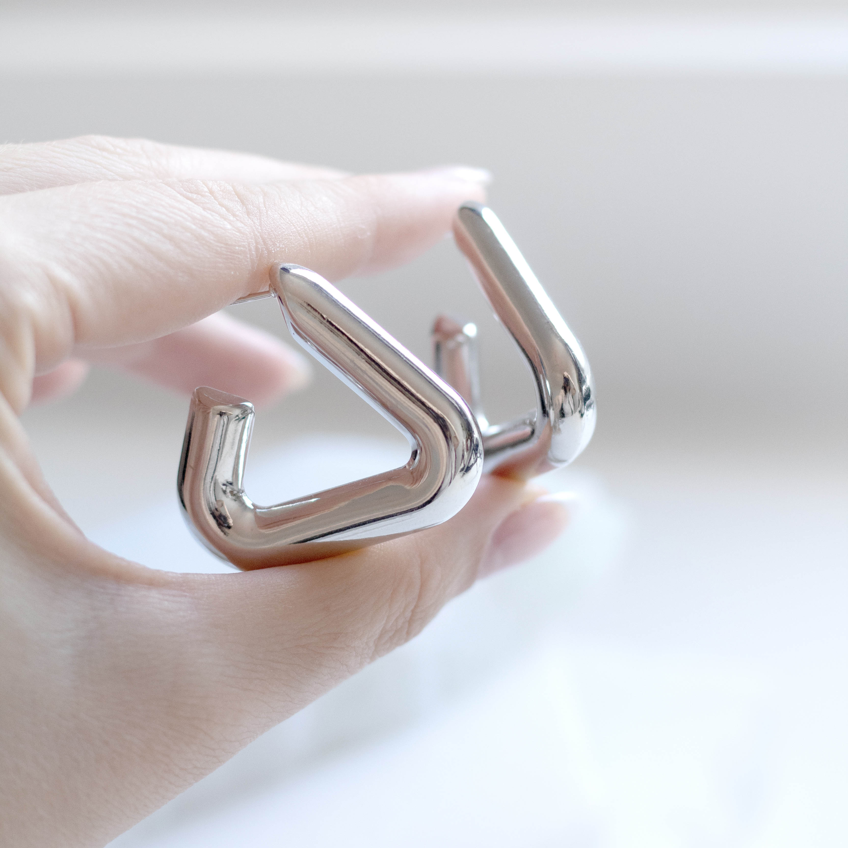 Brinco Argola Tubo Triângulo Banhado a Ouro Branco