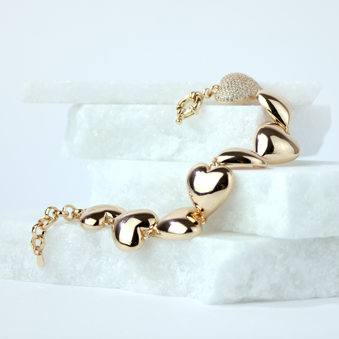 Pulseira Sete Corações Liso e Um Cravejado em Zircônias Banhado a Ouro 18k