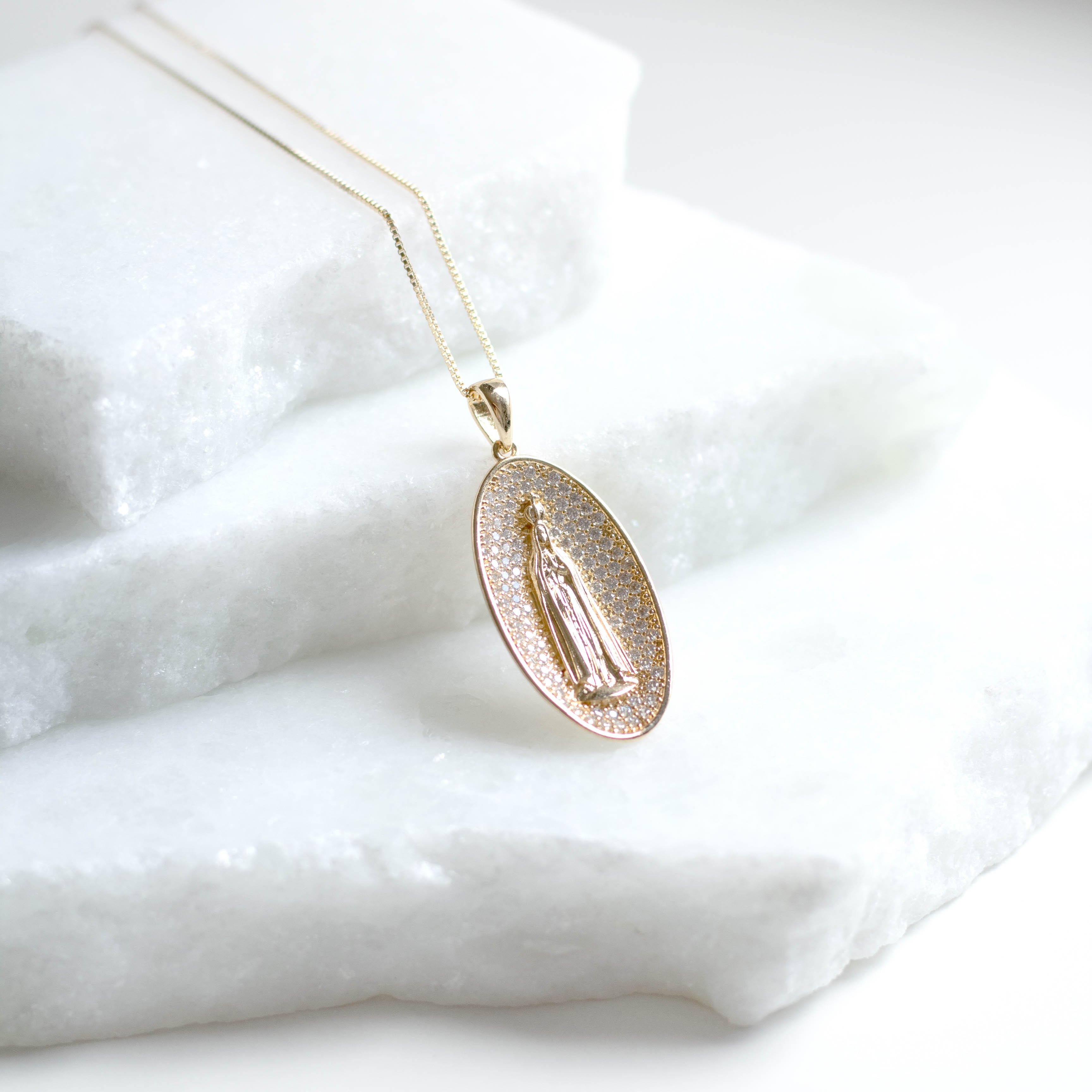 Colar Nossa Senhora de Fátima Cravejada Banhada a Ouro 18k