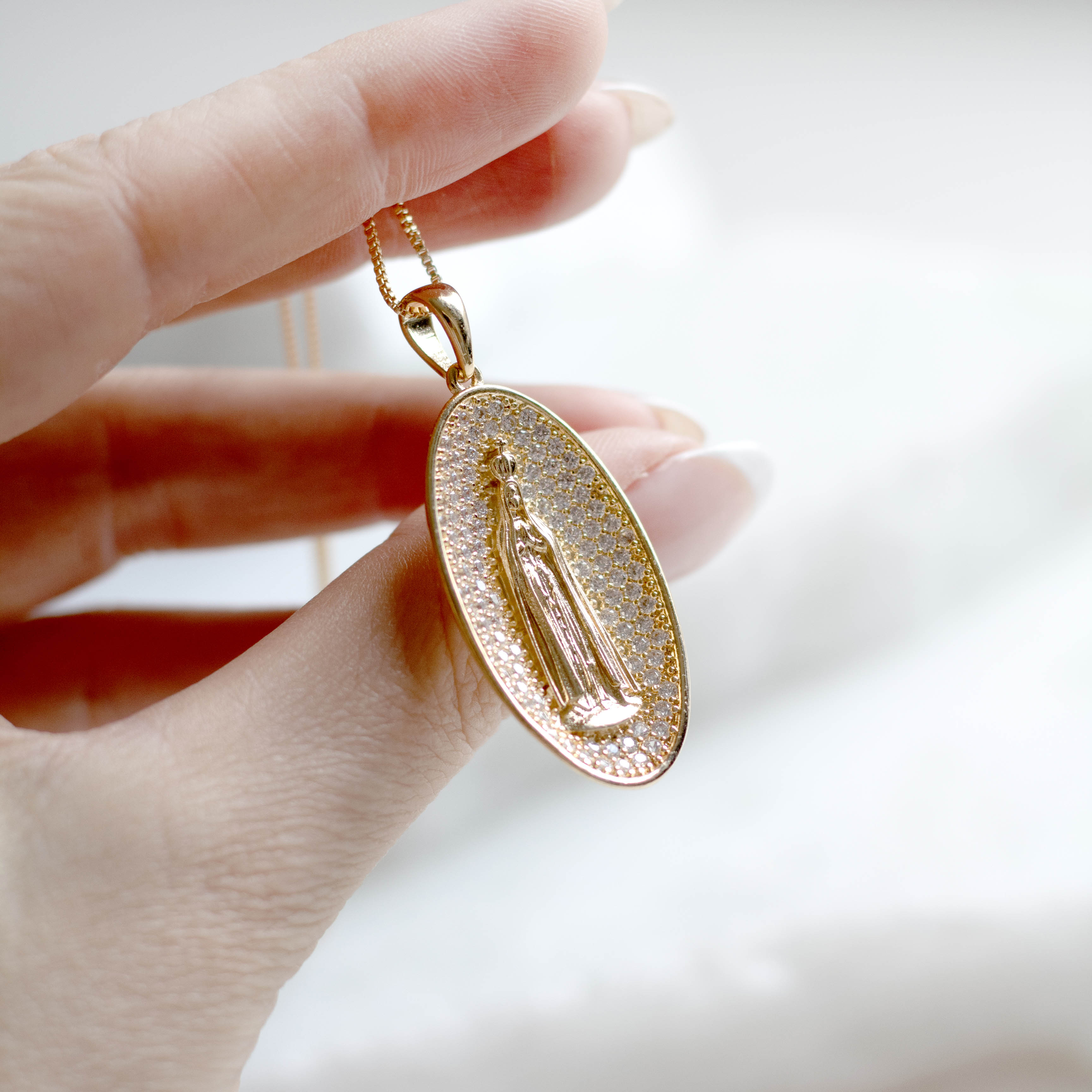 Colar Nossa Senhora de Fátima Cravejada Banhada a Ouro 18k