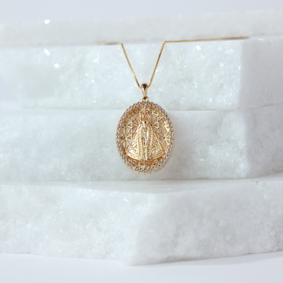 Colar Nossa Senhora Aparecida Contornada em Zircônias Banhado a Ouro 18k