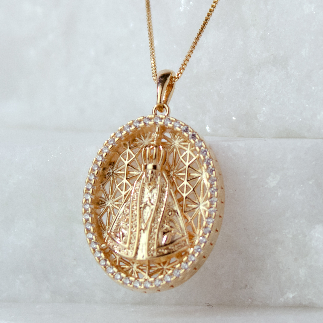 Colar Nossa Senhora Aparecida Contornada em Zircônias Banhado a Ouro 18k