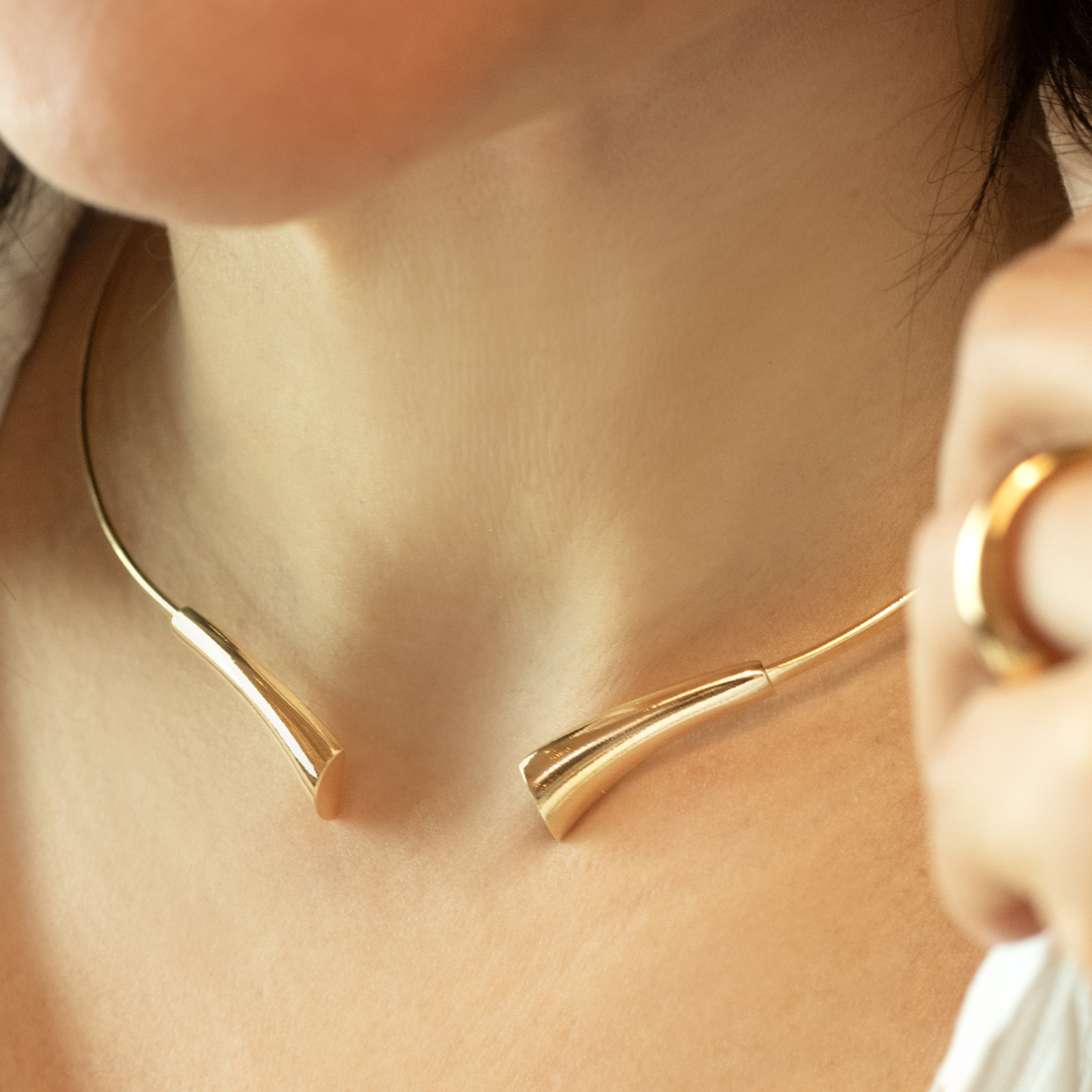 Colar Aro Minimalista Duas Pontas Bojudas Banhado a Ouro 18k