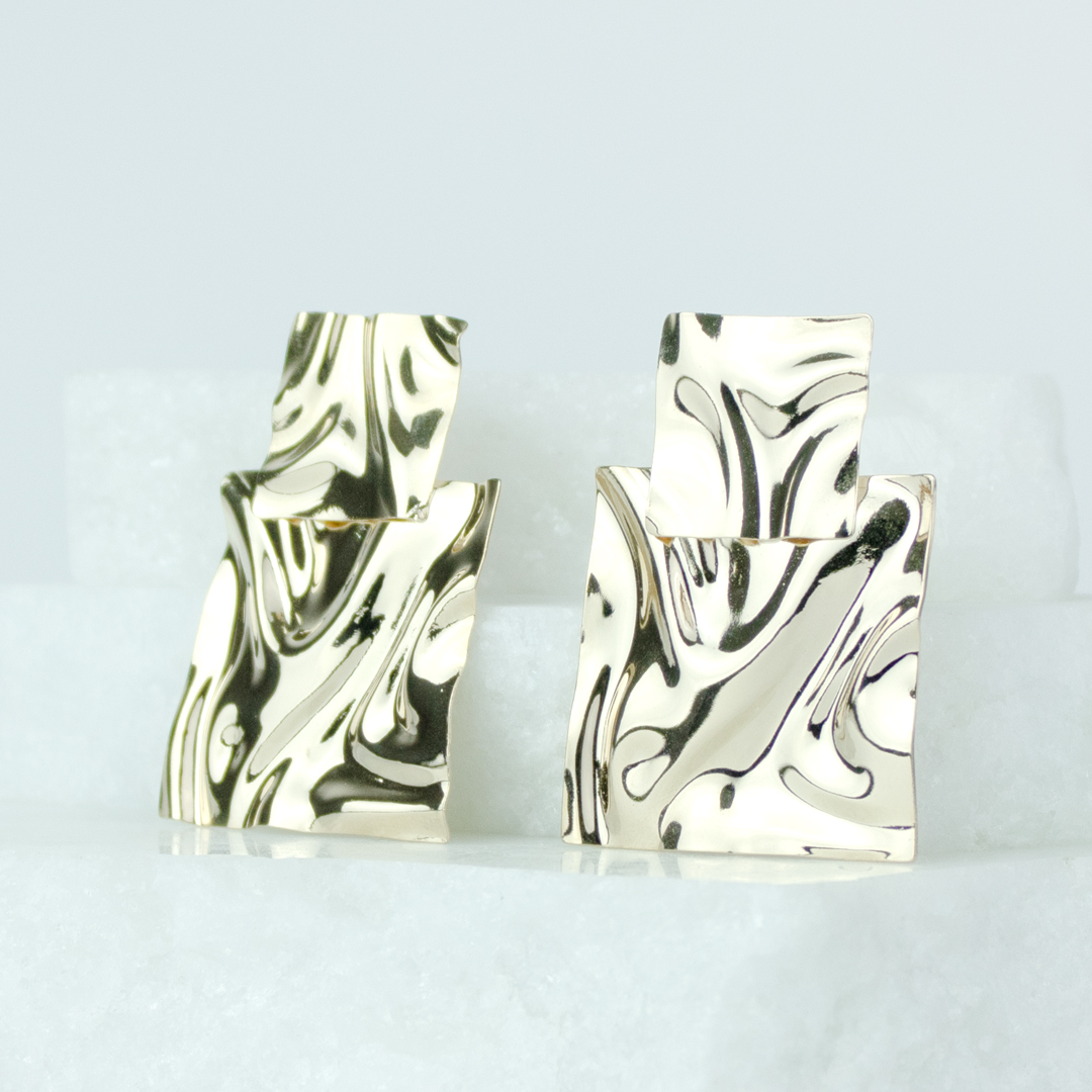 Brinco Orgânico Dois Quadrados Amassado Banhado a Ouro 18k