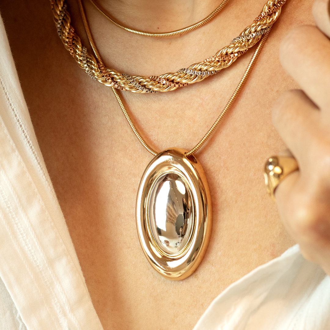 Colar Snake Pingente Oval dois Banhos Banhado a Ouro 18k