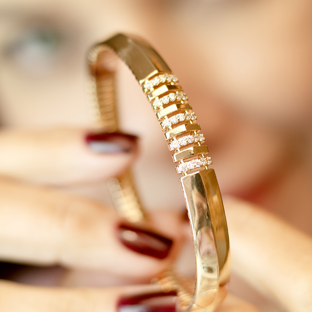 Bracelete Liso com Cinco Fios de Zircônias Banhado a Ouro 18k
