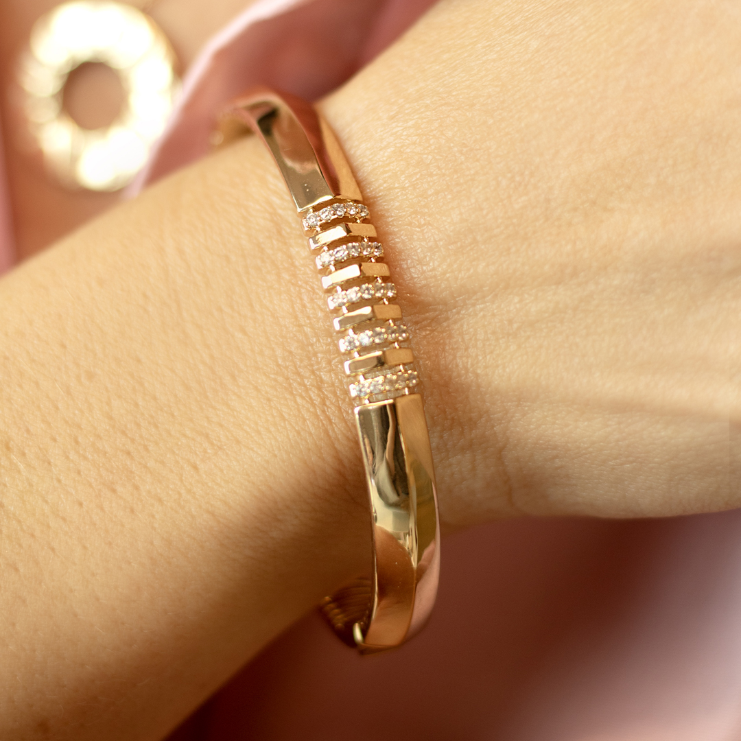 Bracelete Liso com Cinco Fios de Zircônias Banhado a Ouro 18k