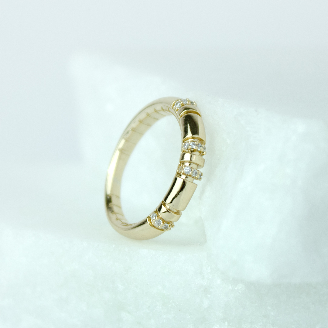 Anel Meia Aliança Liso com Quatro Fileiras de Zircônias Banhado a Ouro 18k