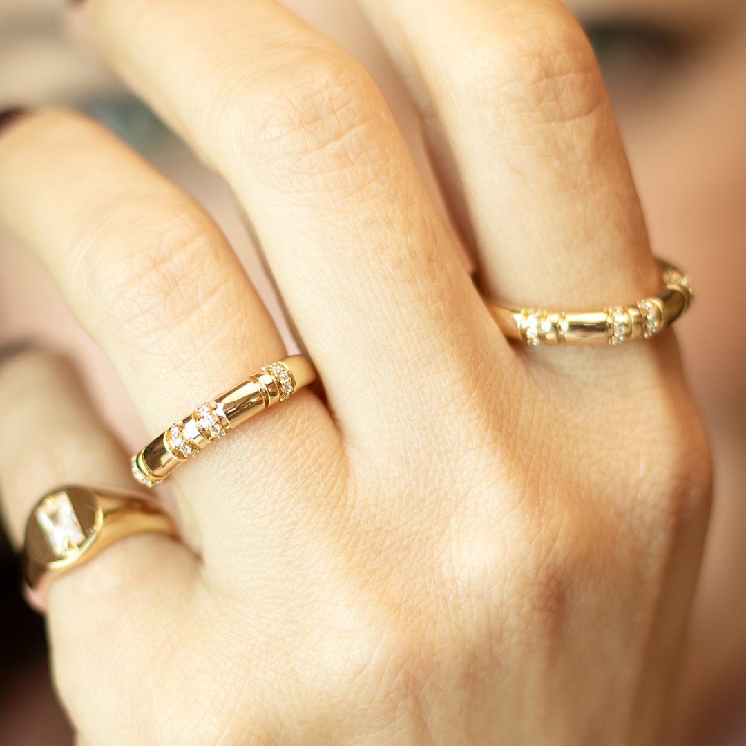 Anel Meia Aliança Liso com Quatro Fileiras de Zircônias Banhado a Ouro 18k