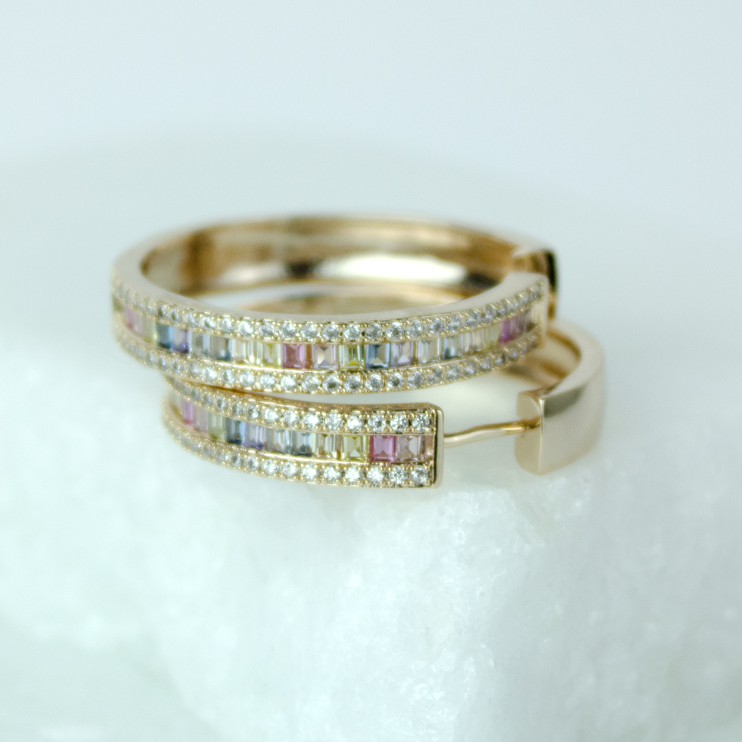 Brinco Argola Baguetada Colorida e Zircônias Cristal Banhado a Ouro 18k