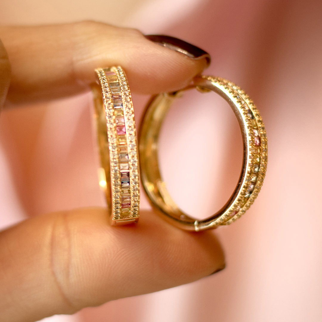 Brinco Argola Baguetada Colorida e Zircônias Cristal Banhado a Ouro 18k