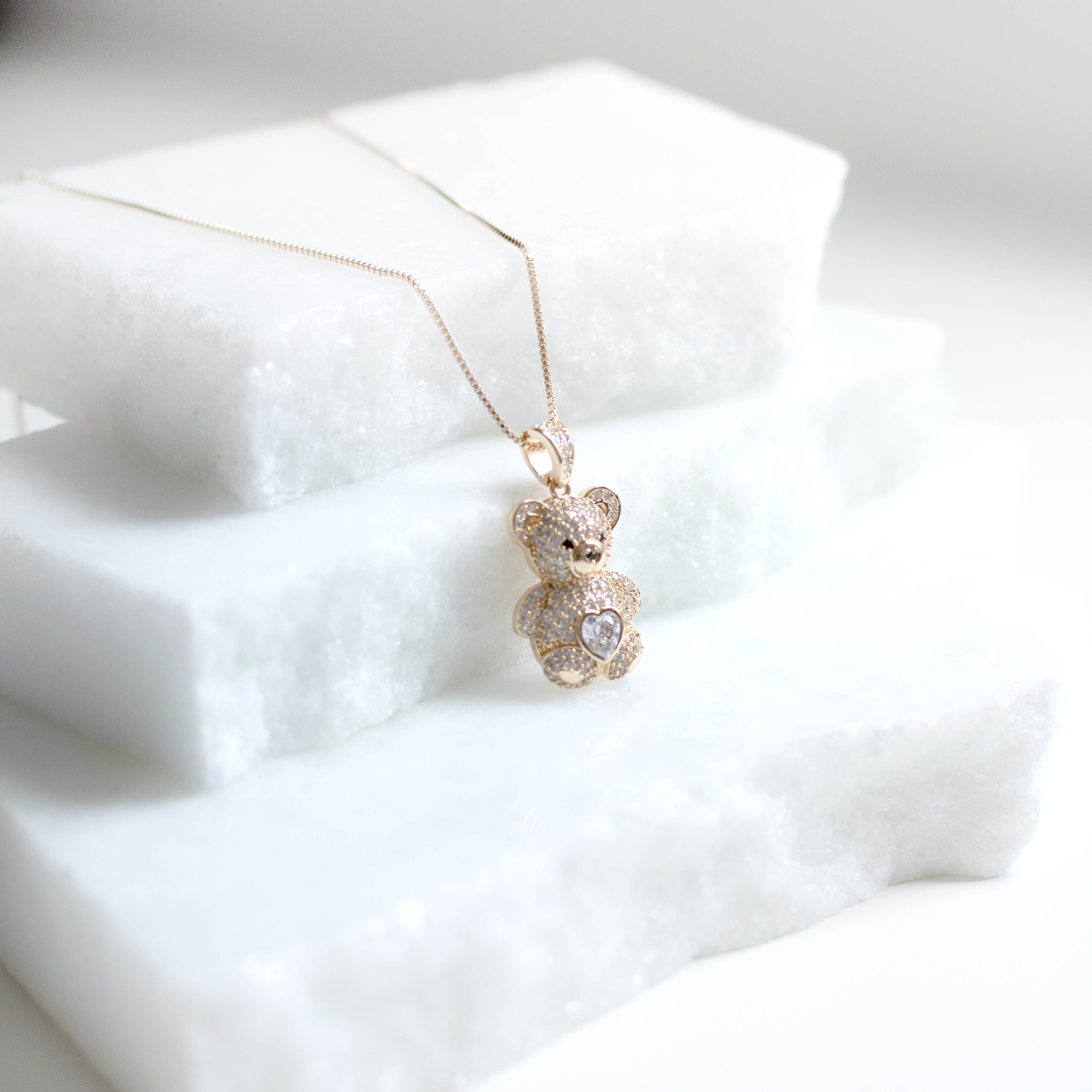 Colar Ursinho Cravejado com Coração de Zircônia Banhado a Ouro 18k