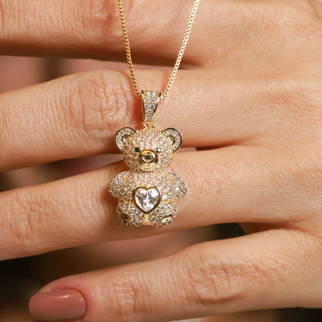 Colar Ursinho Cravejado com Coração de Zircônia Banhado a Ouro 18k
