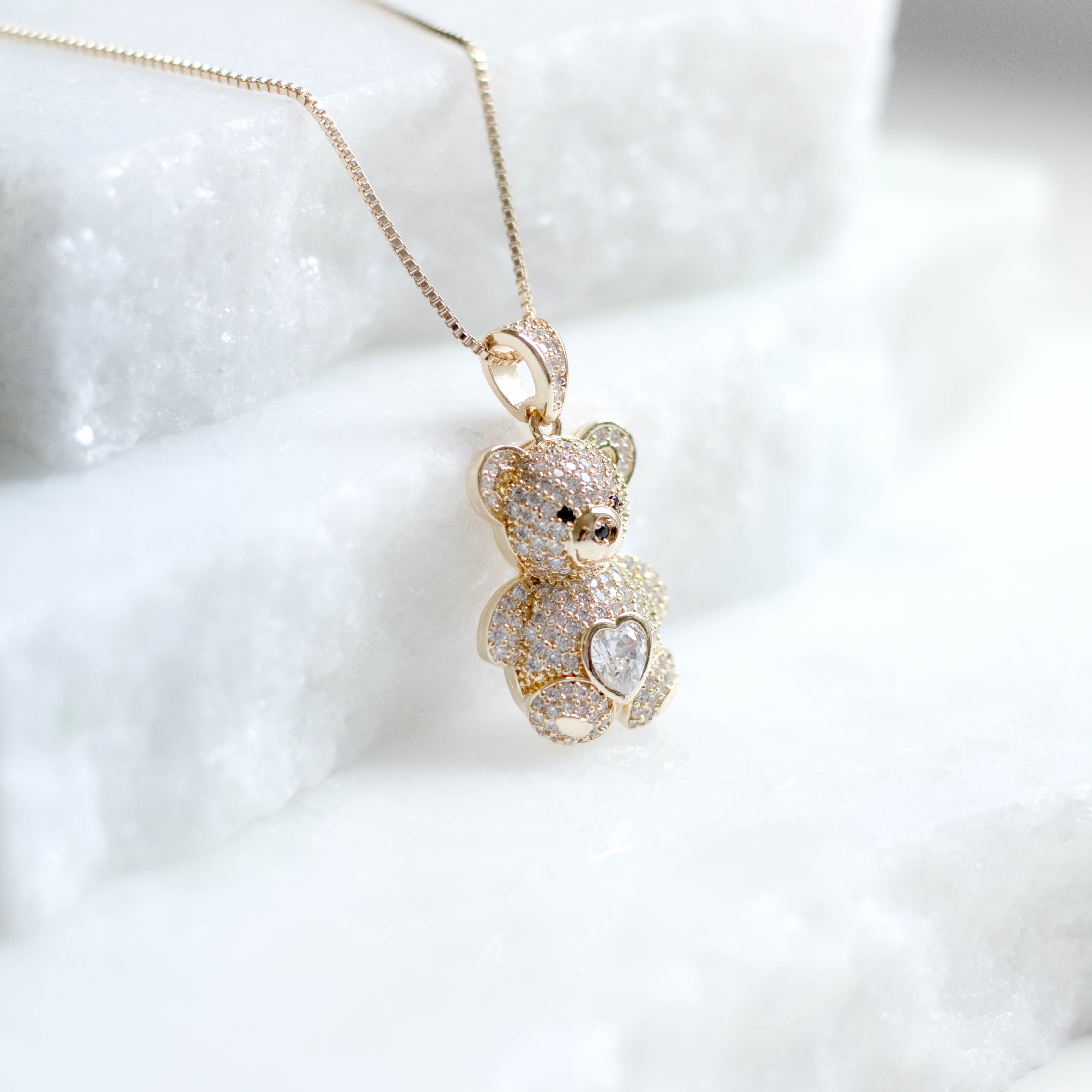Colar Ursinho Cravejado com Coração de Zircônia Banhado a Ouro 18k