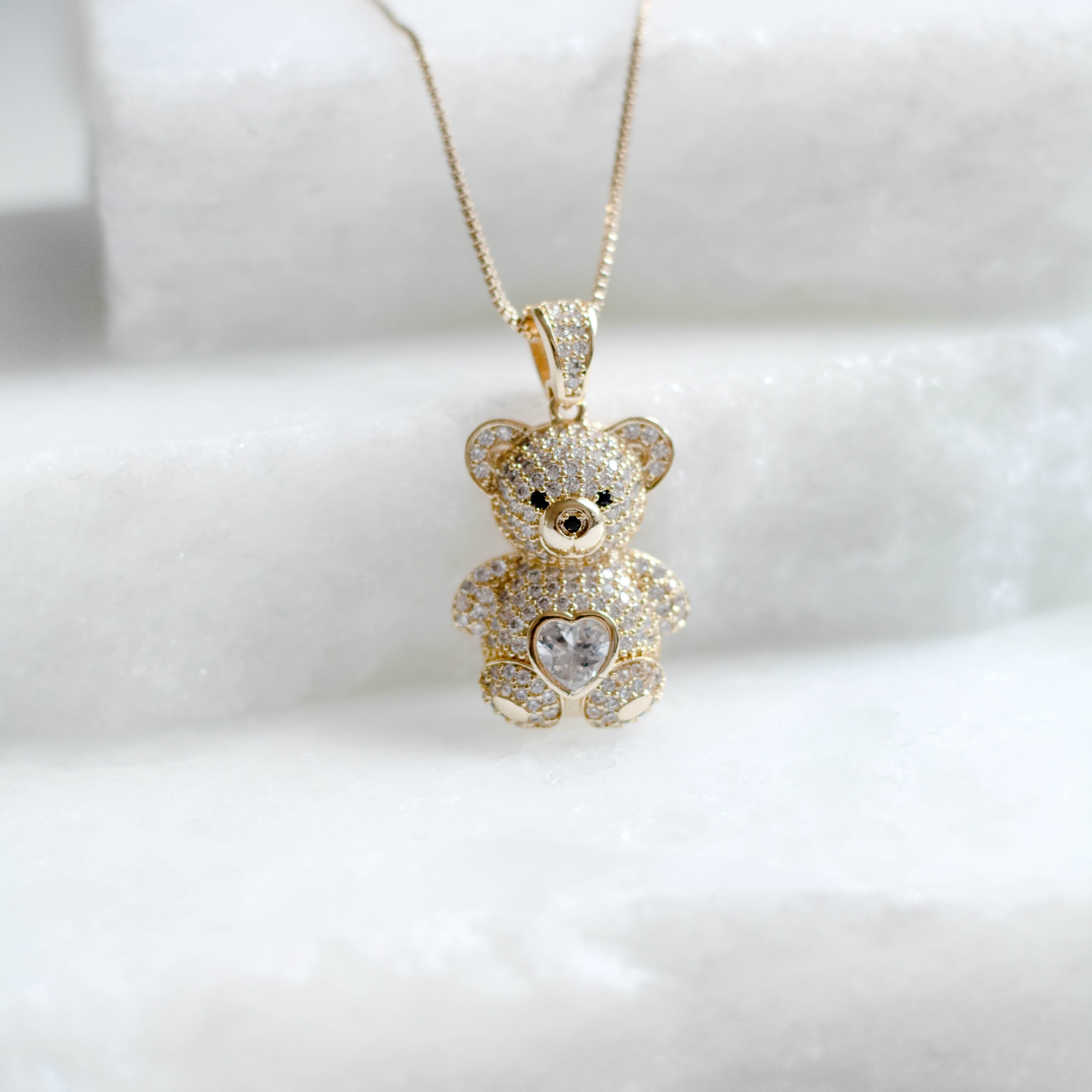 Colar Ursinho Cravejado com Coração de Zircônia Banhado a Ouro 18k