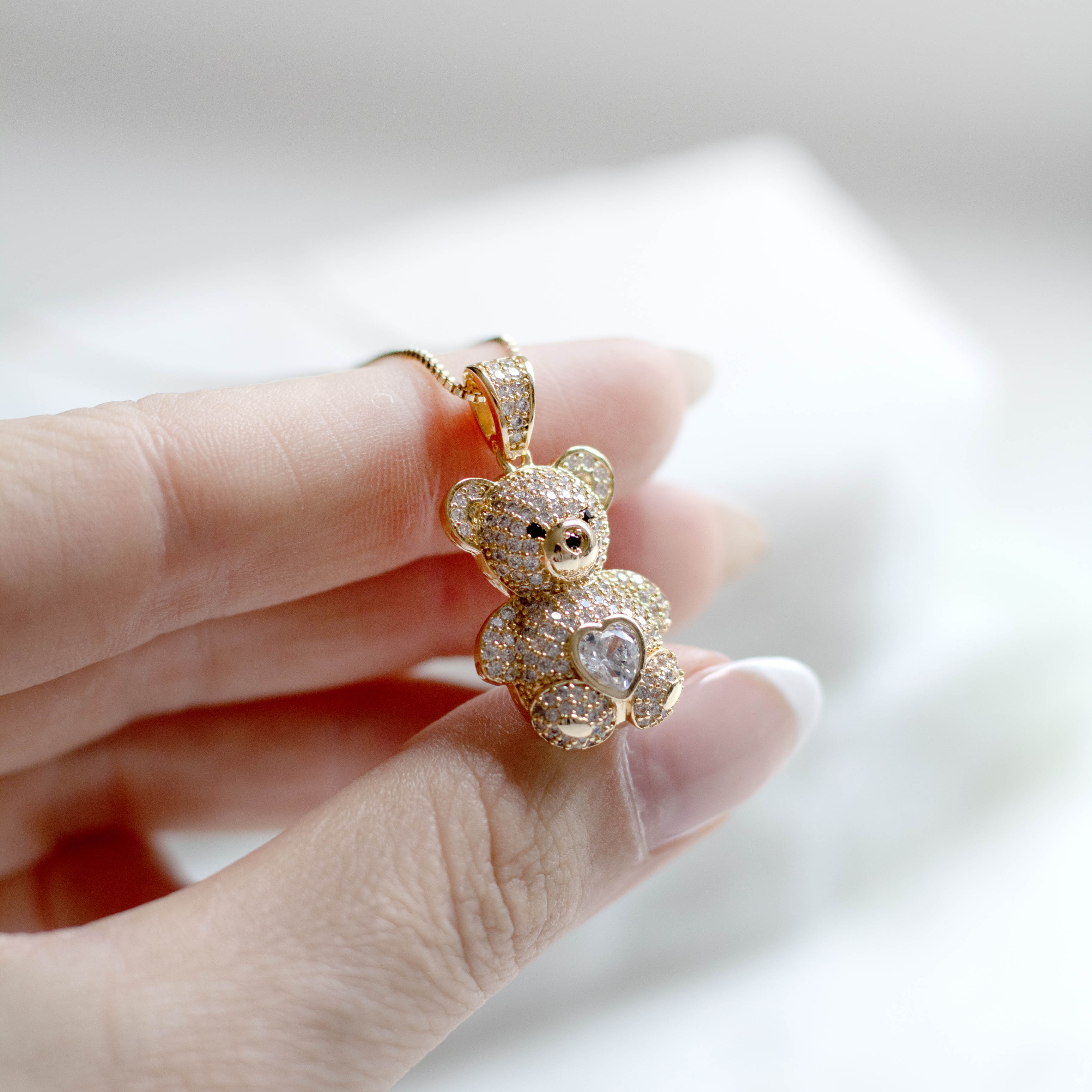 Colar Ursinho Cravejado com Coração de Zircônia Banhado a Ouro 18k