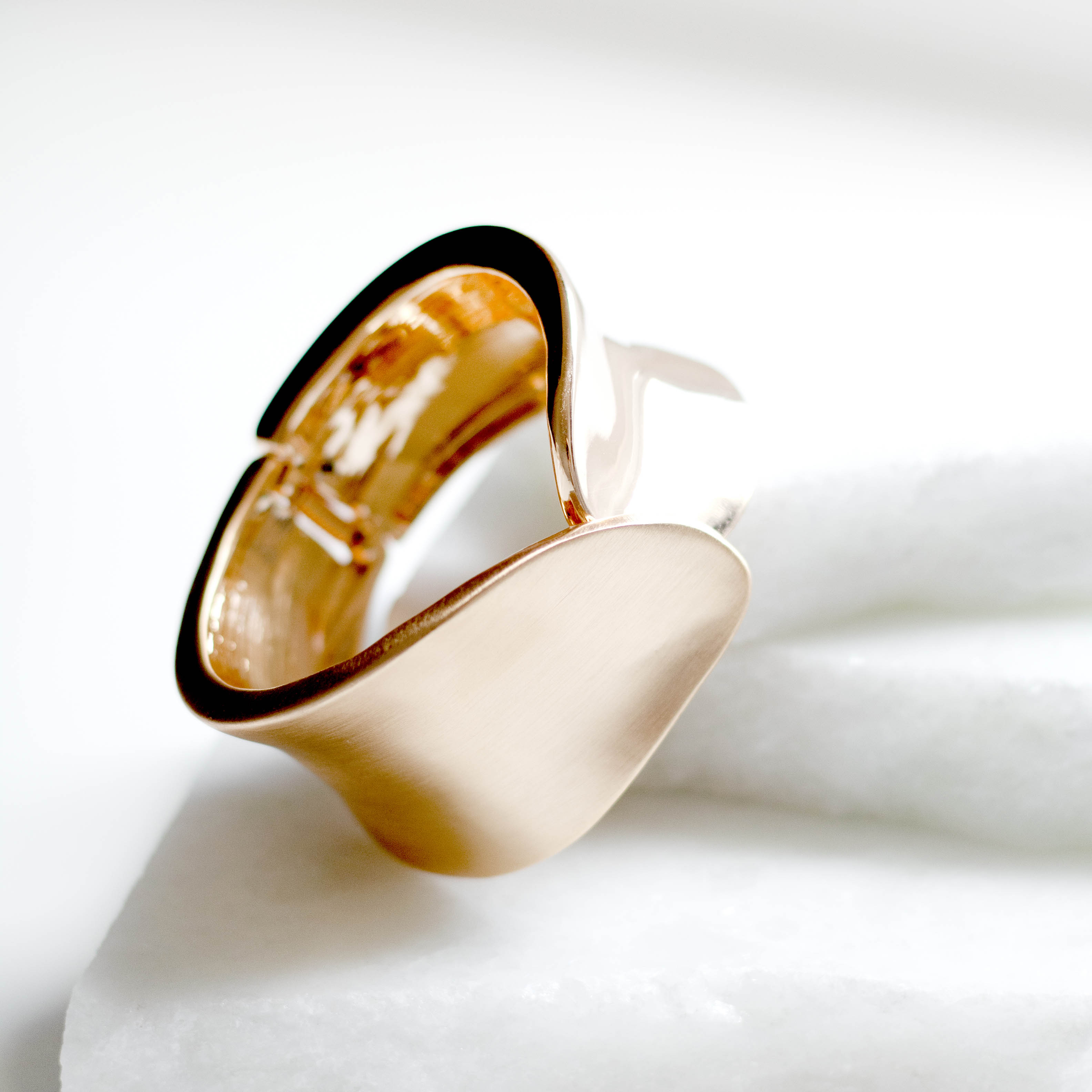 Bracelete liso e acetinado Banhado a Ouro 18k