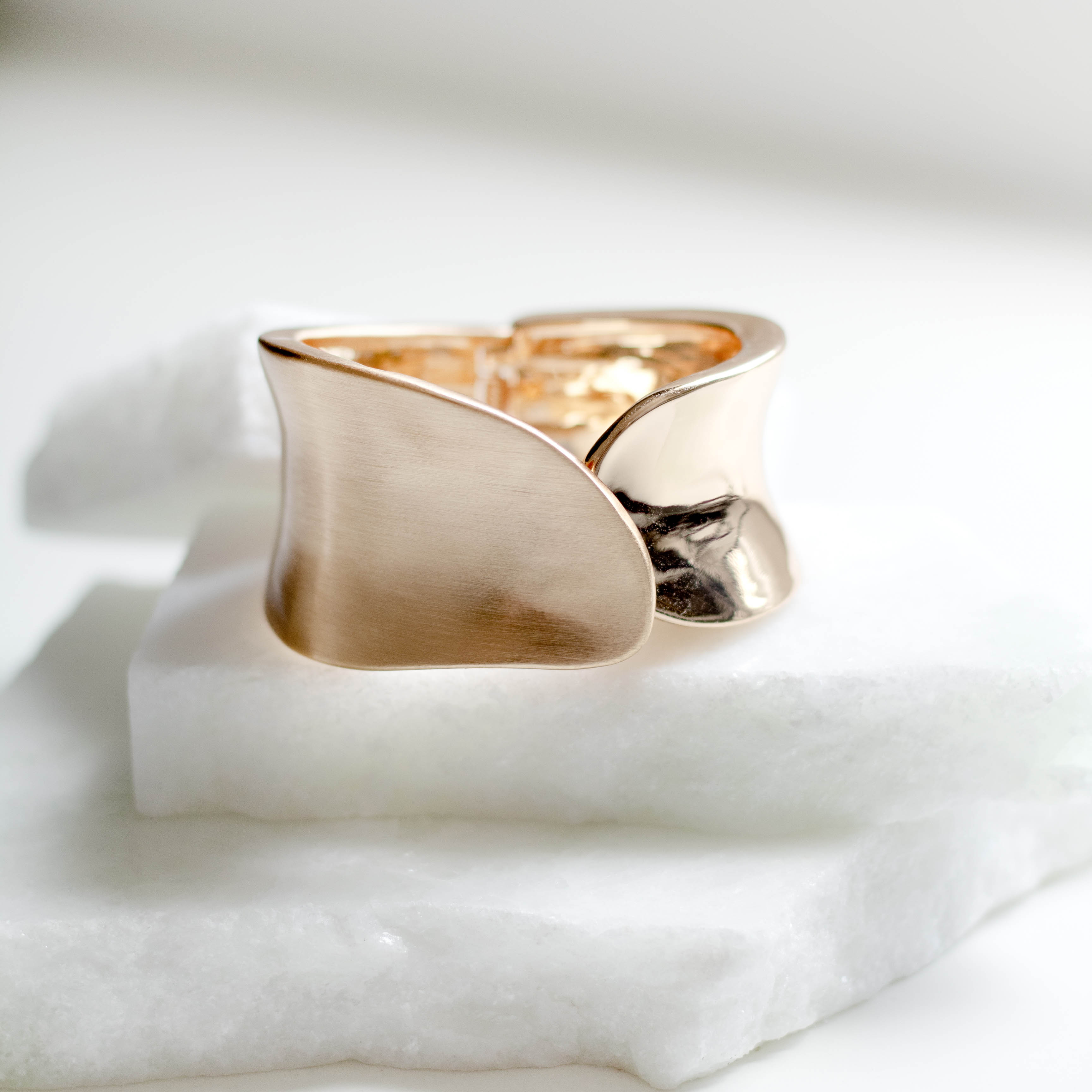 Bracelete liso e acetinado Banhado a Ouro 18k