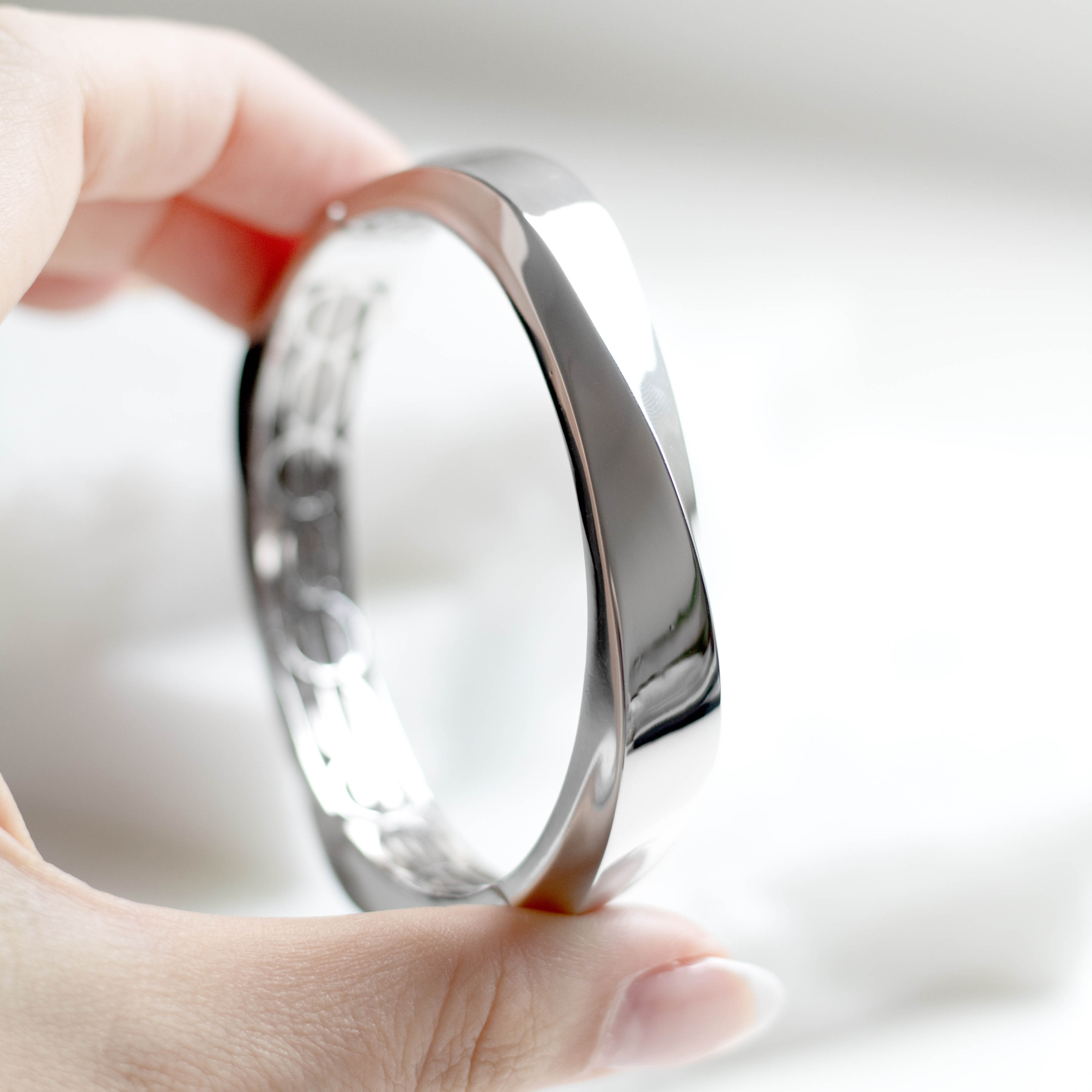 Bracelete Liso Curvado Banhado a Ouro Branco