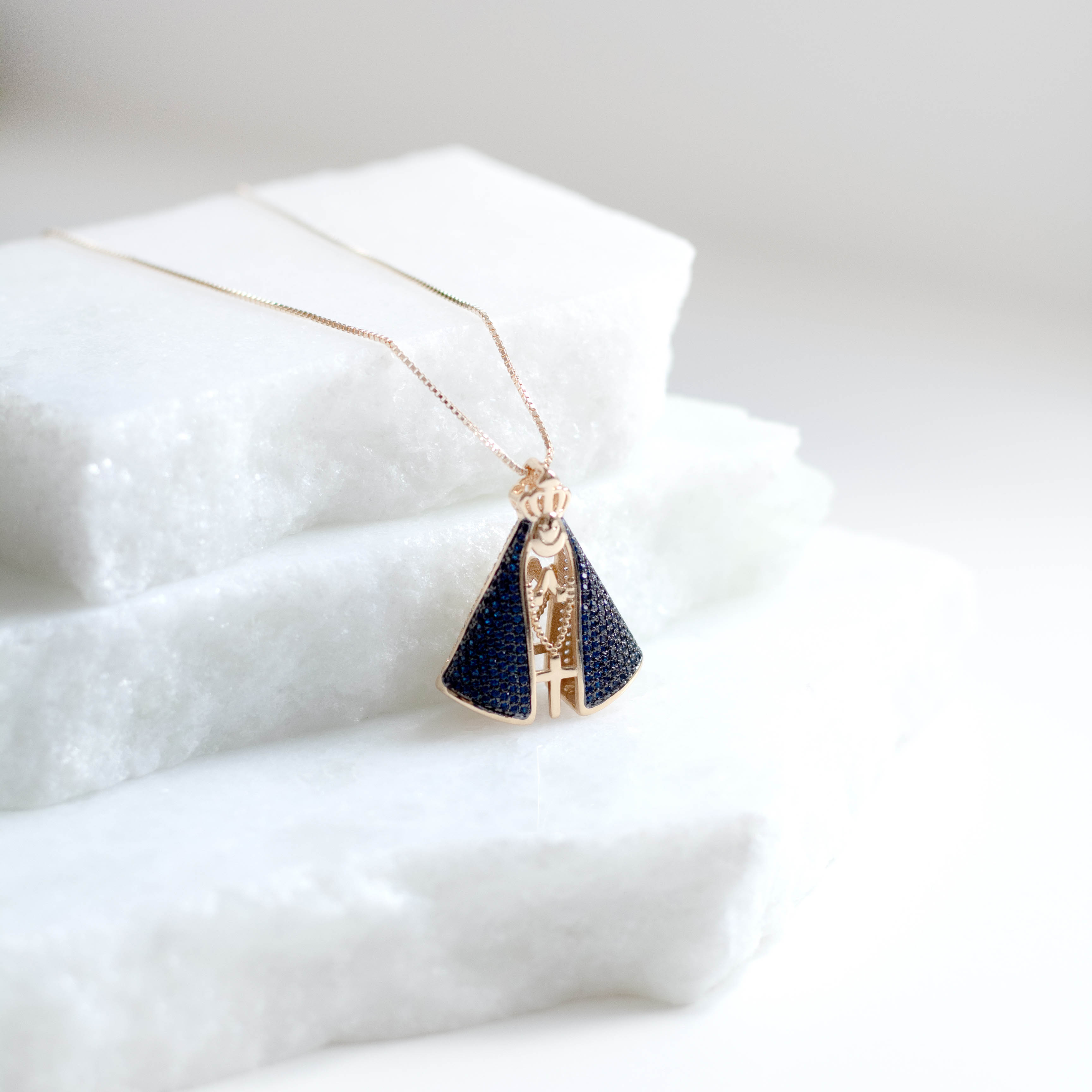 Colar Nossa Senhora Dupla Face Cravejada Banhada a Ouro 18k