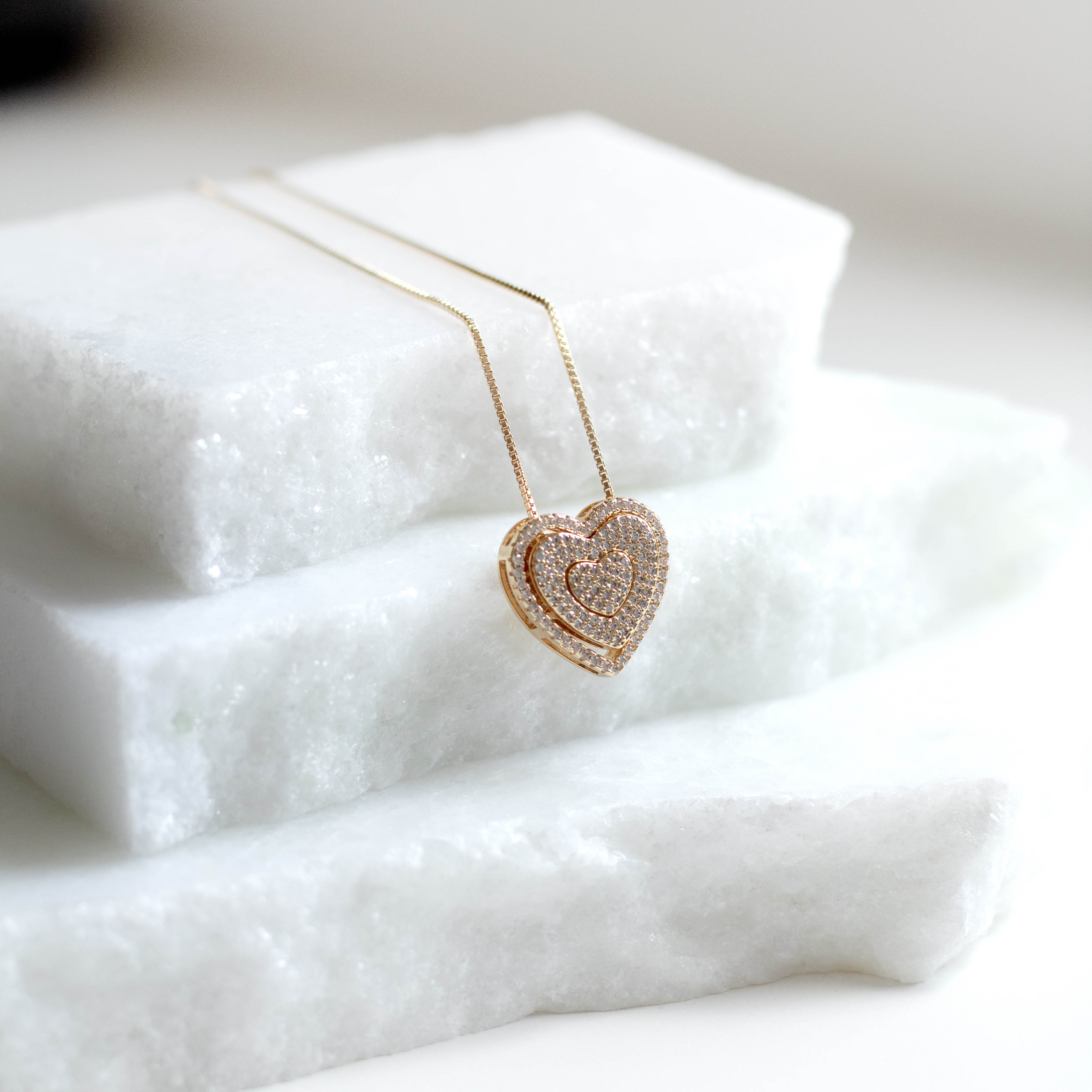 Colar 3 Corações Cravejados Banhado a Ouro 18k