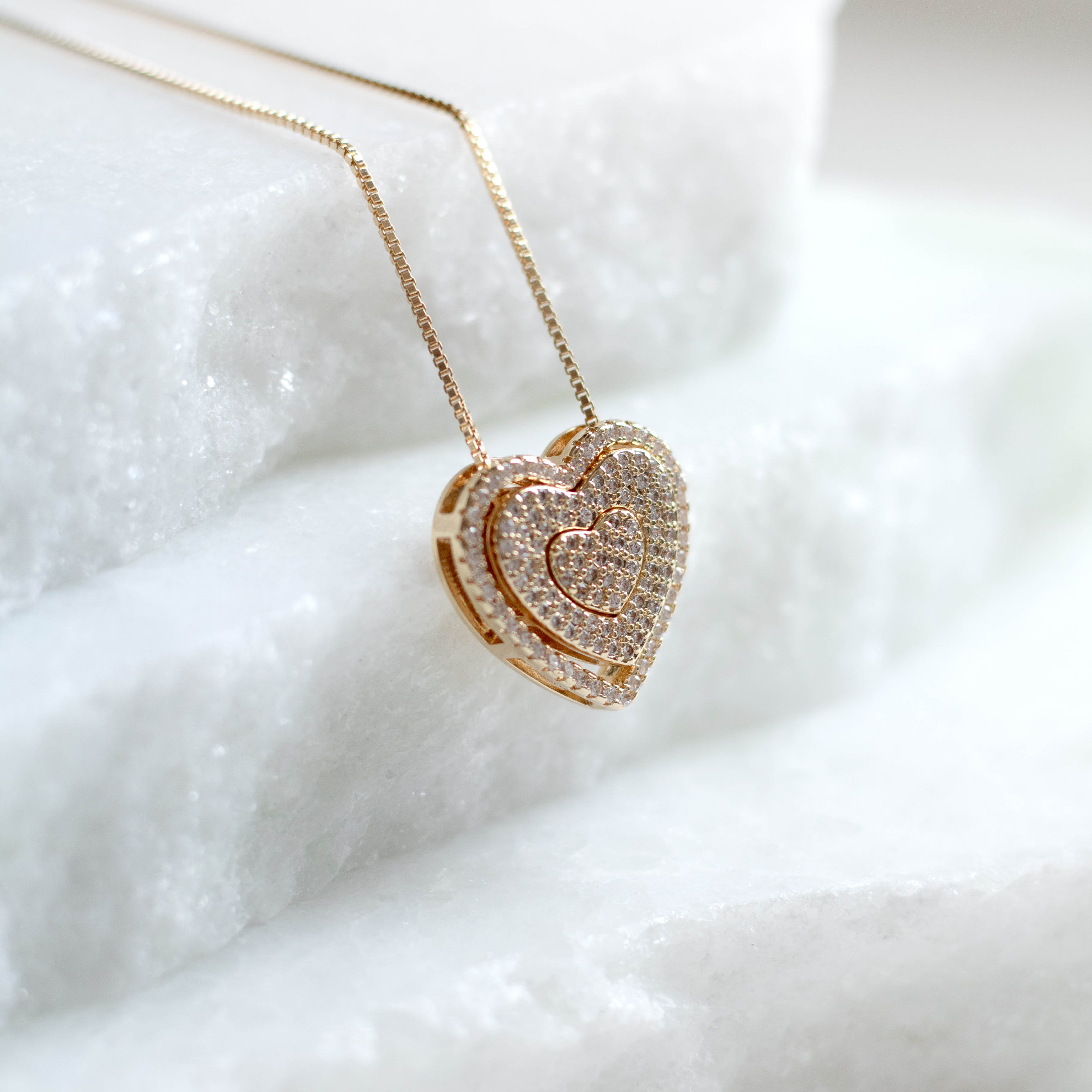 Colar 3 Corações Cravejados Banhado a Ouro 18k